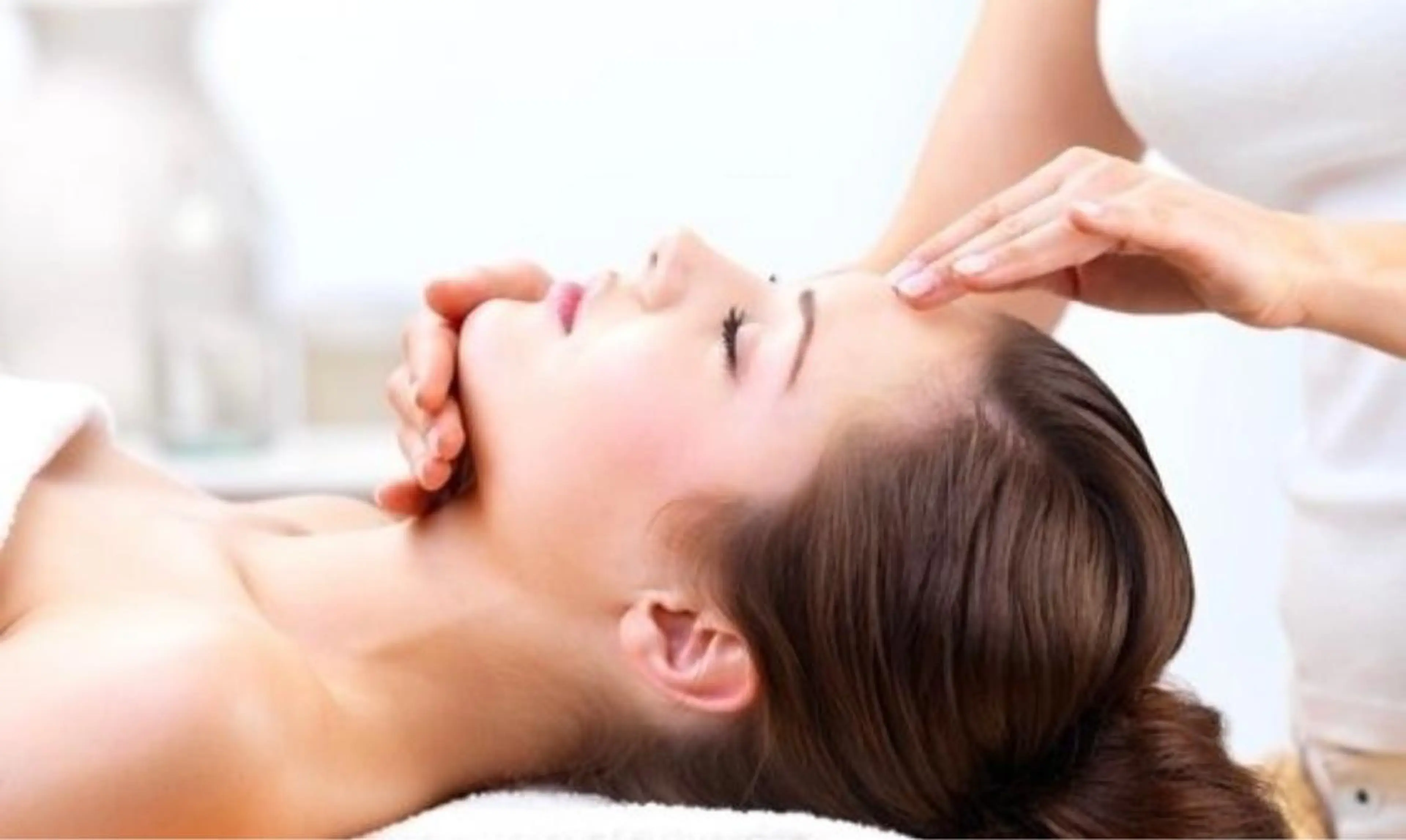 【ウルトラハリツヤ美顔】LED光エステ×デコルテ×顔のマッサージ¥12000→¥6600の写真