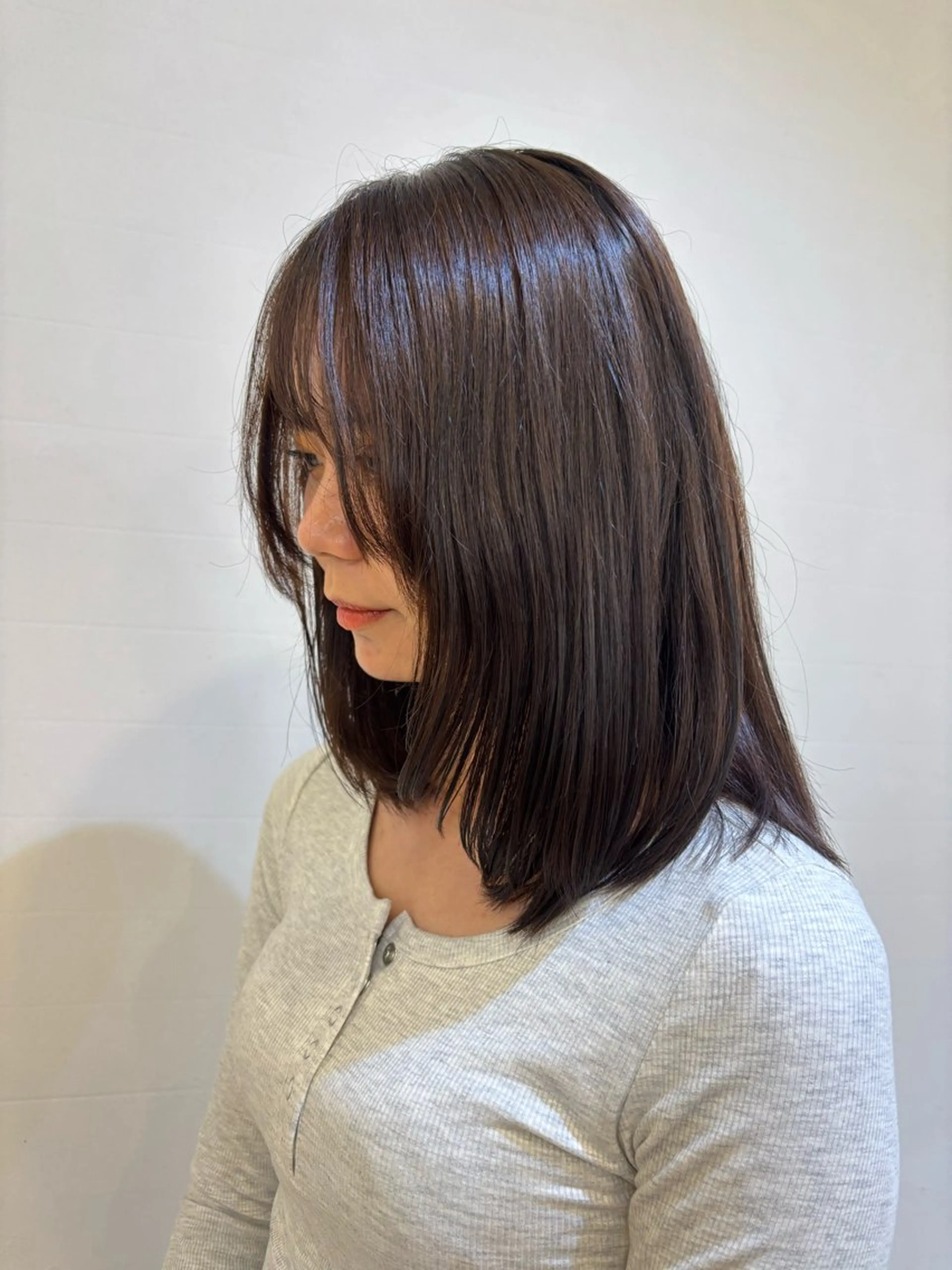 セミロング 顔まわりレイヤー 顔周りカット レイヤーカット 加藤 くるみのヘアスタイル