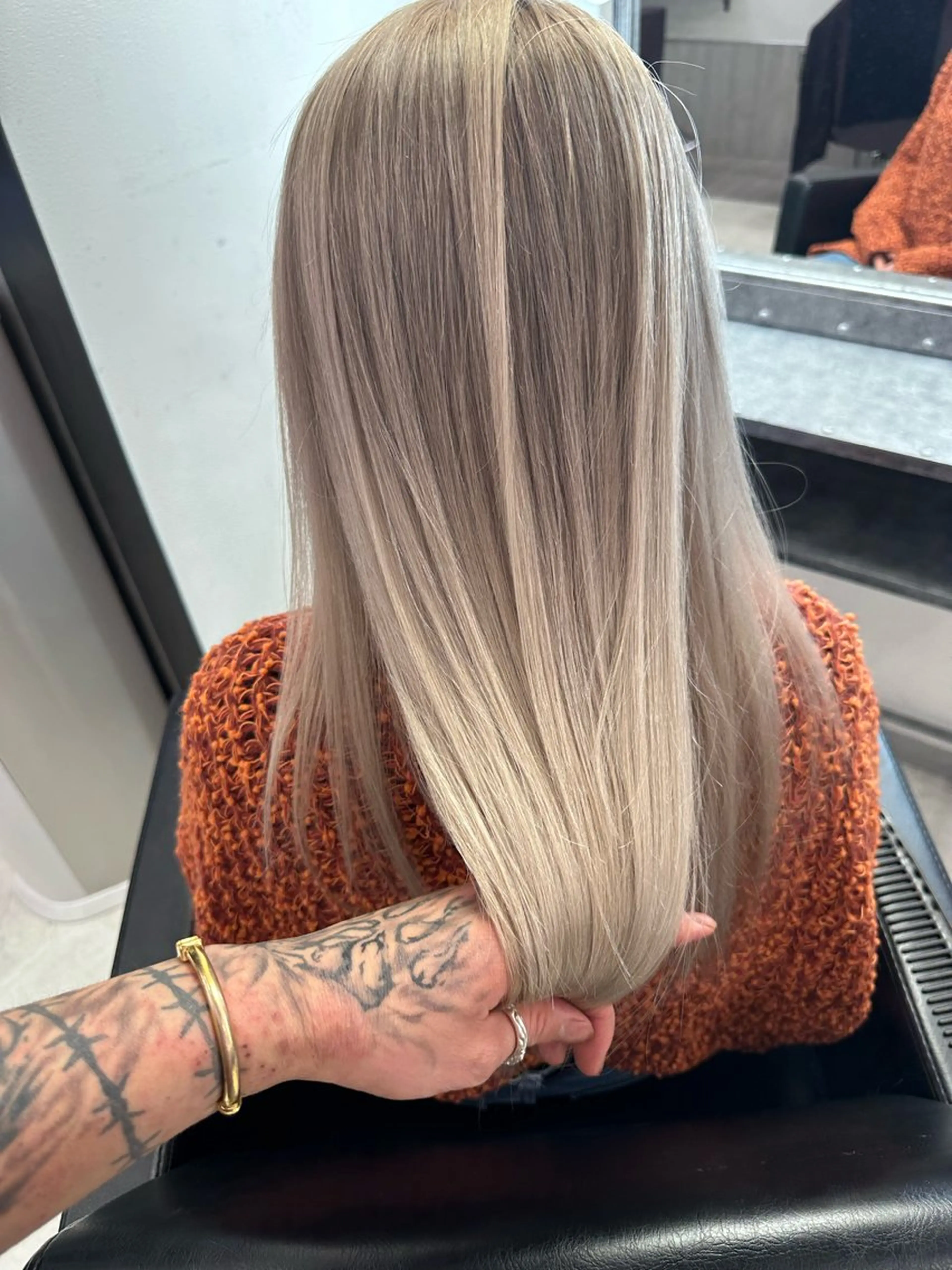 セミロング カラー バレイヤージュ ハイトーンカラー レイヤーカット ヘアカラー トリートメント AiM エイム　韓国レイヤーのヘアスタイル