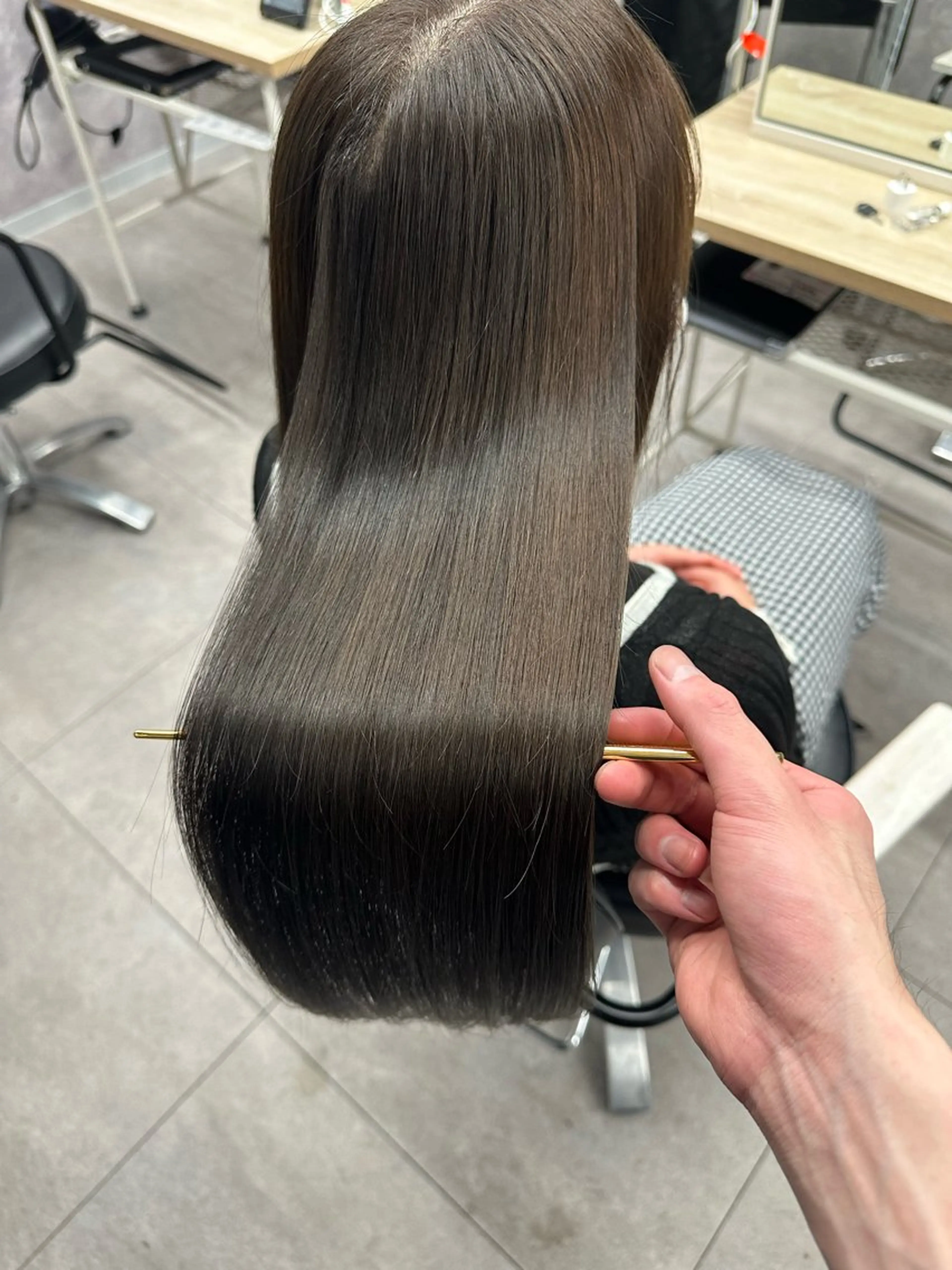 セミロング 白髪ぼかし、剥がし 富田隼仁のヘアスタイル