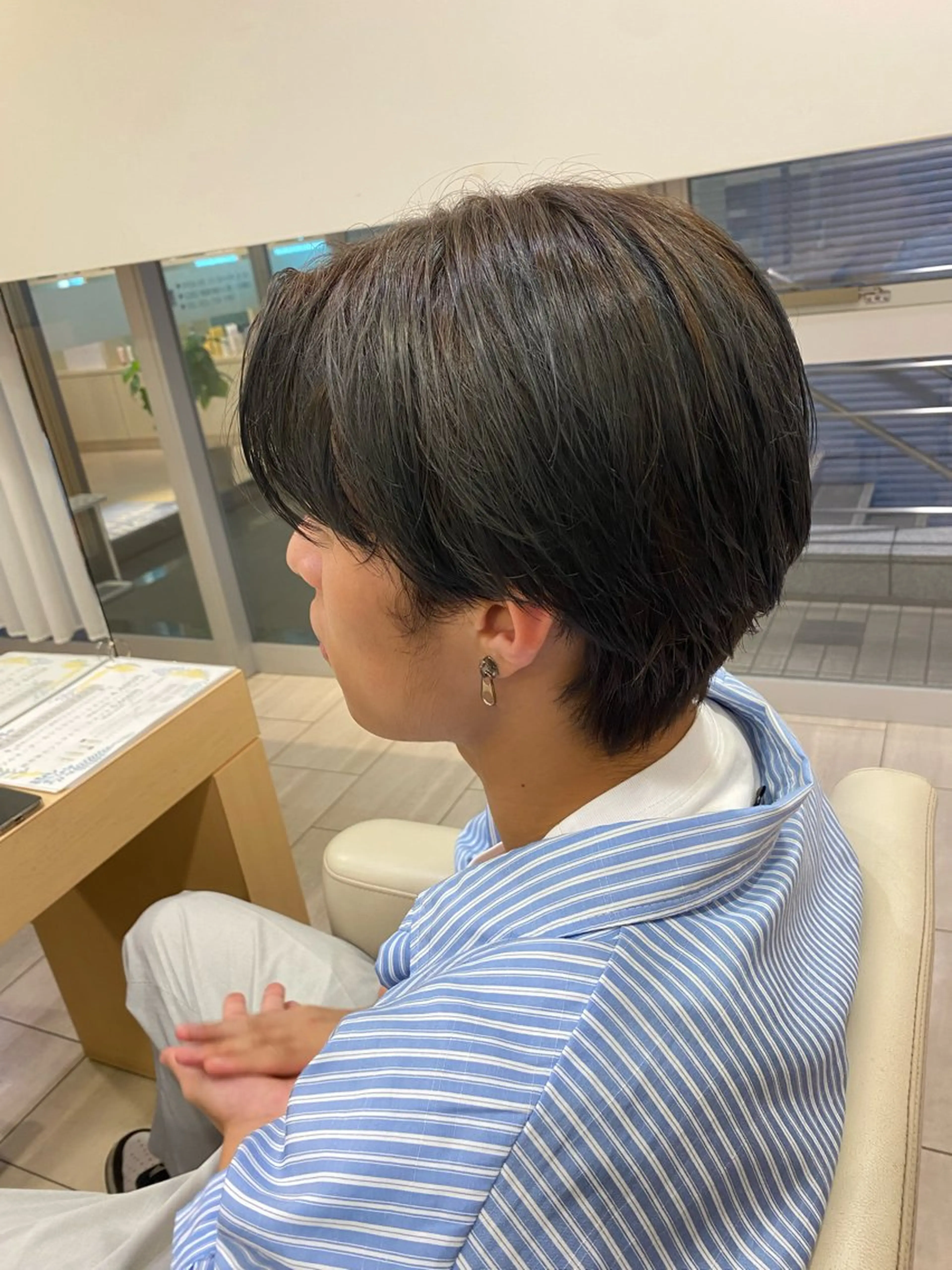 カラー ブリーチ グレージュ シルバー 武富 果音のヘアスタイル