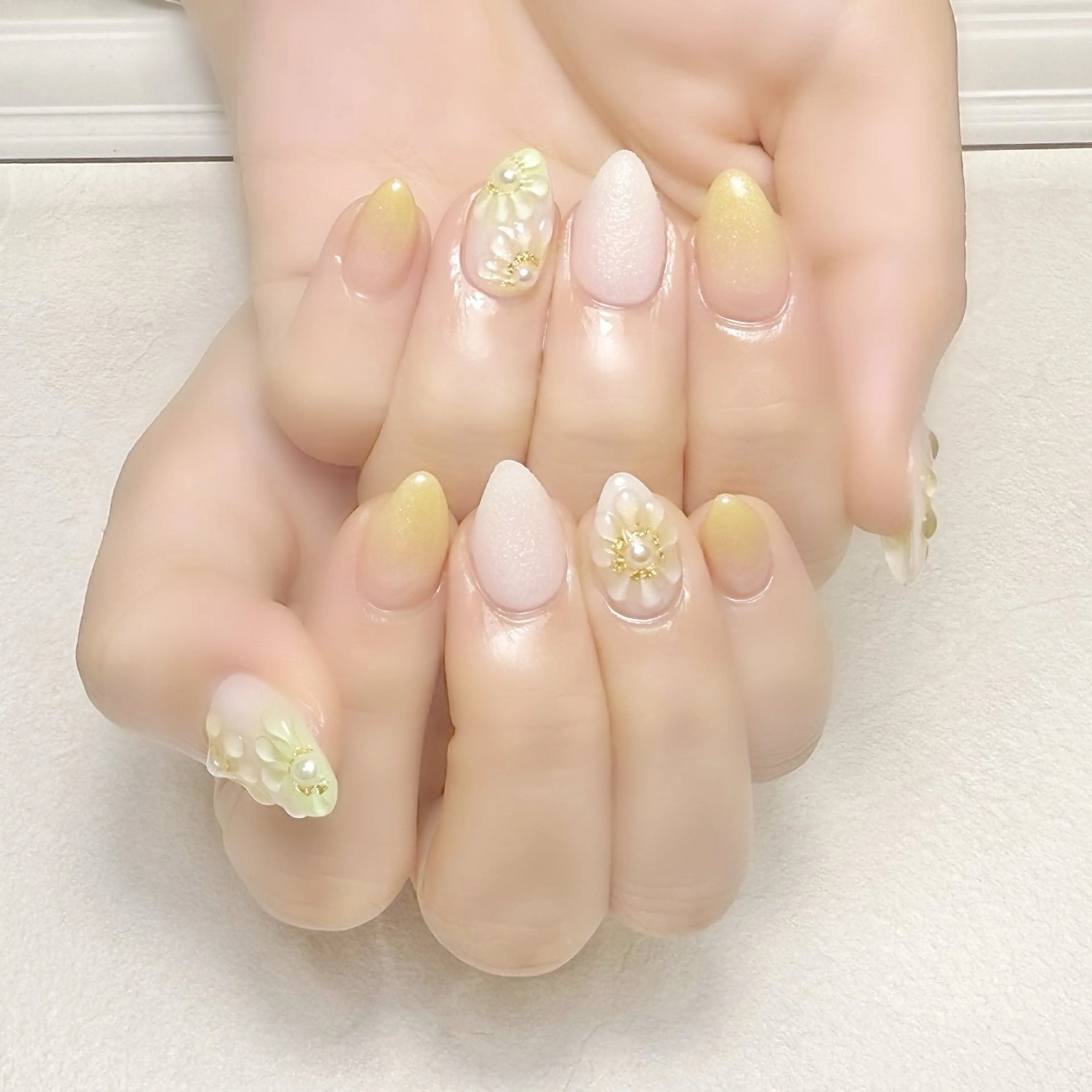 ネイル フラワーネイル キラキラネイル 春ネイル 黄色 rouse nail RISATOのネイルデザイン