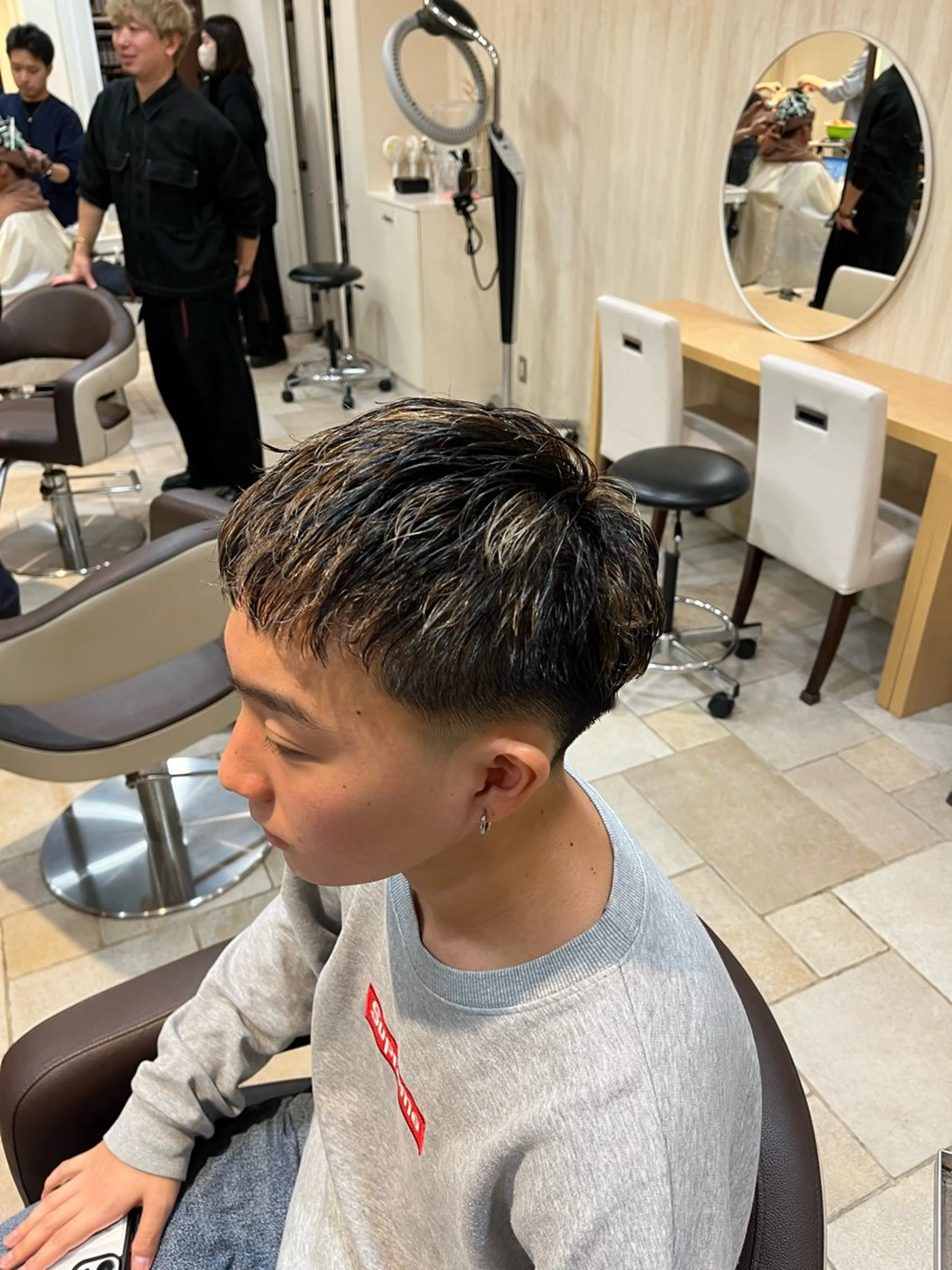 カラー パーマ メンズ フェードカット メンズハイライト メンズパーマ ハイライトカラー カット パーマ 大人透明感艶カラー 寺田稜のヘアスタイル