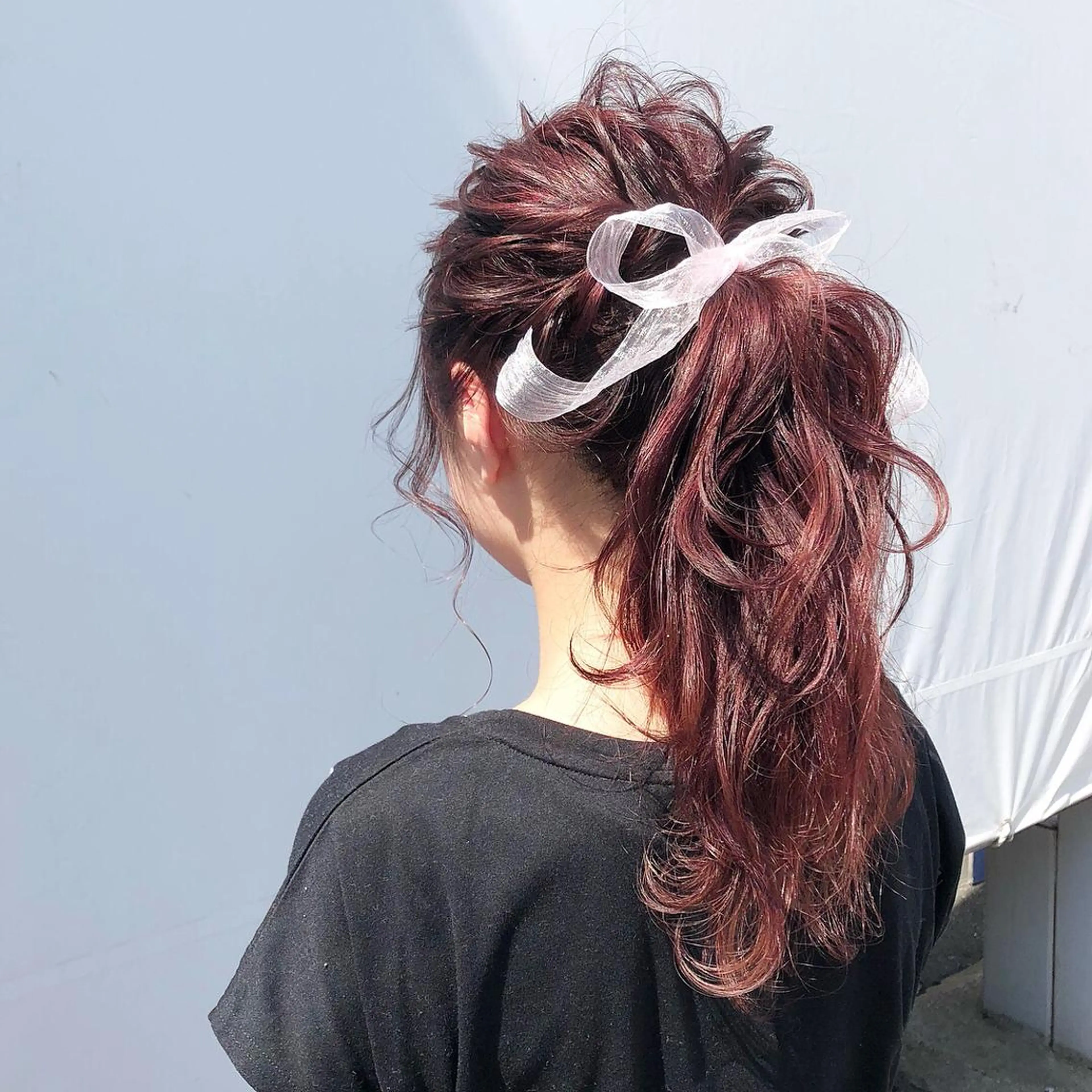 セミロング カラー ヘアアレンジ ポニーテール レッドカラー autre所属・大久保 ひでなりのヘアスタイル