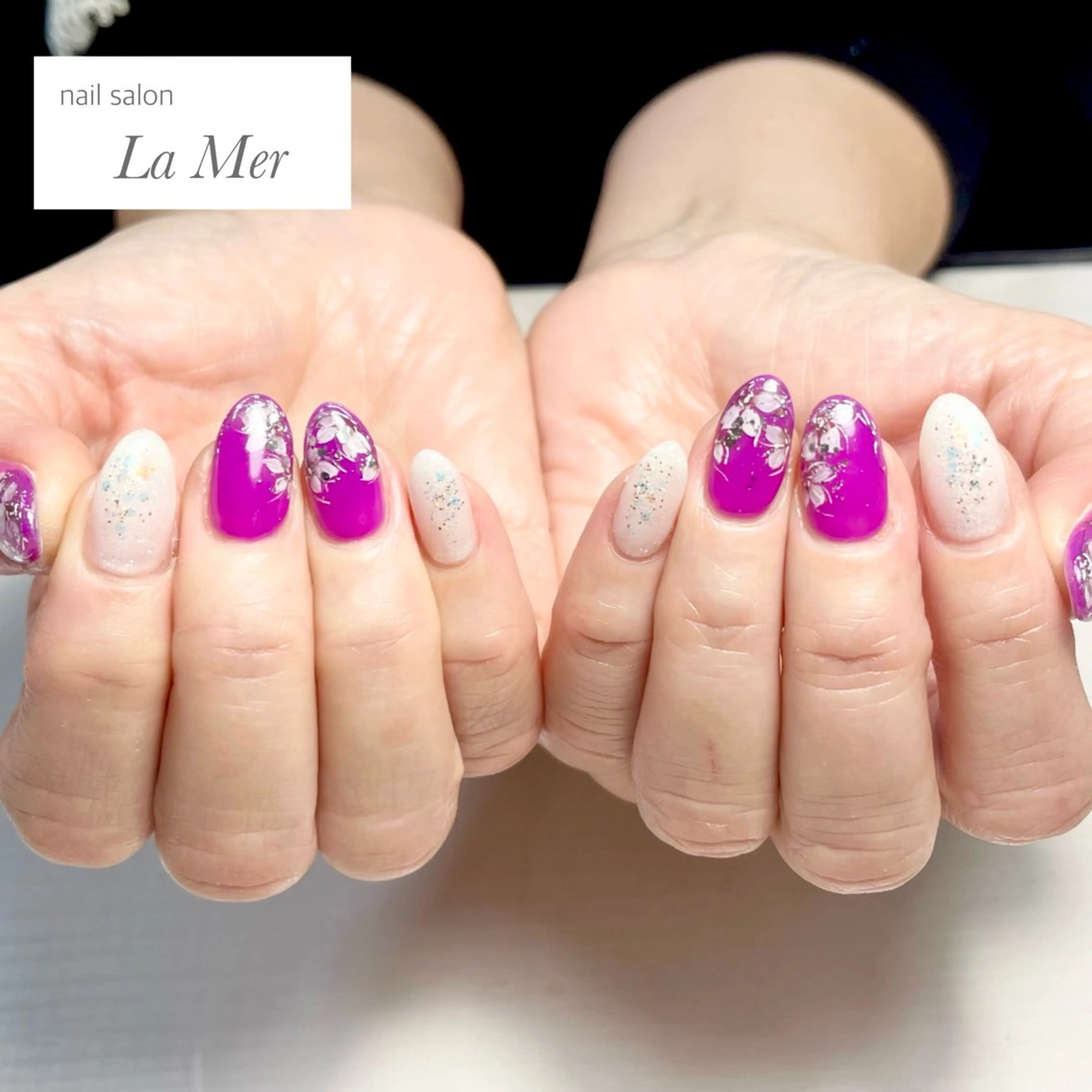 ネイル オーロラネイル フラワーネイル ラメ(グリッター) パープル ホワイト ハンドネイル nailsalon La Merのネイルデザイン
