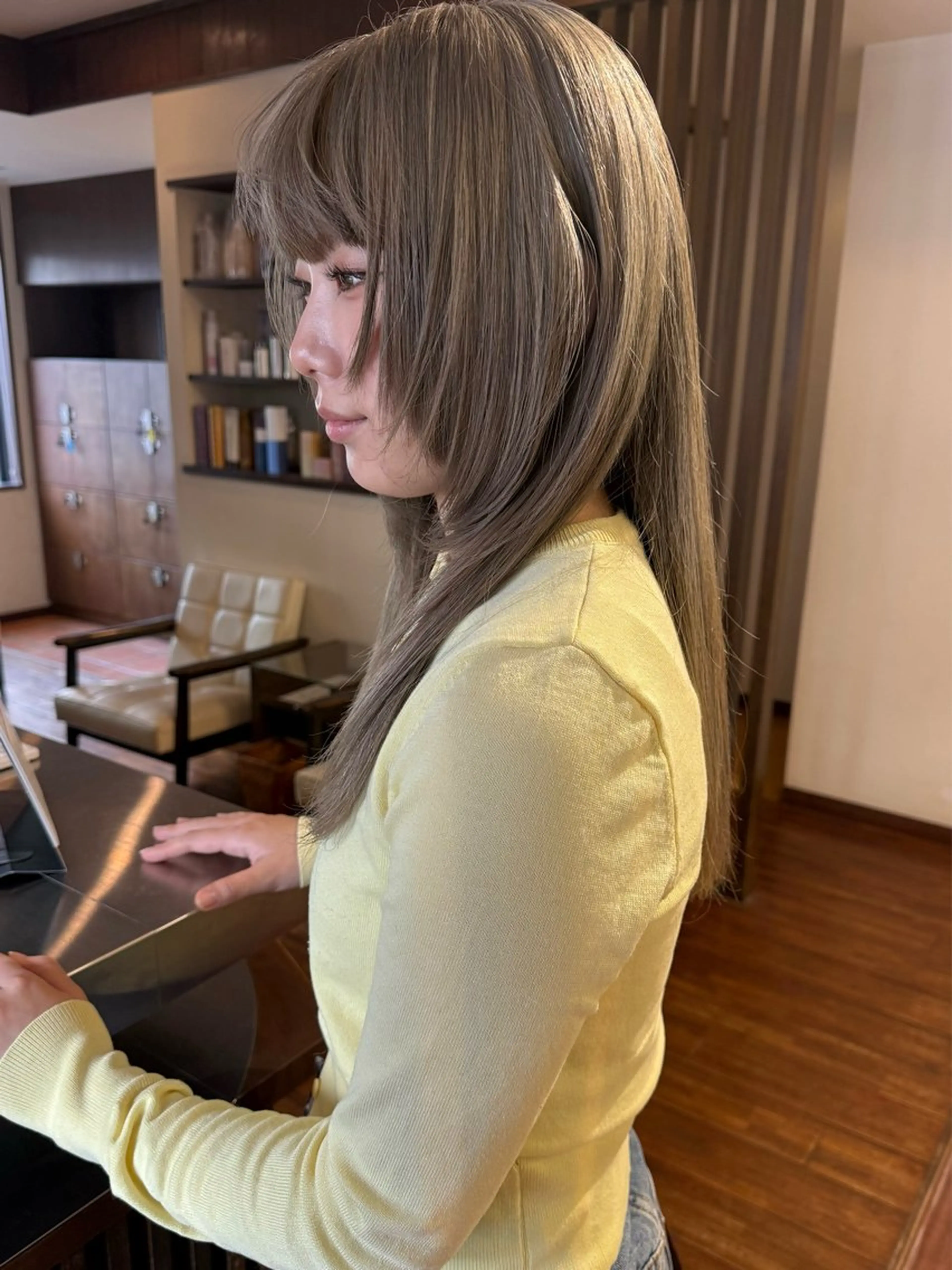 セミロング カラー ベージュカラー ブラウンカラー オリーブベージュ イエローカラー カット ヘアカラー トリートメント 髪質改善ｶﾗｰ ｹｱﾌﾞﾘｰﾁ/ﾀﾑのヘアスタイル