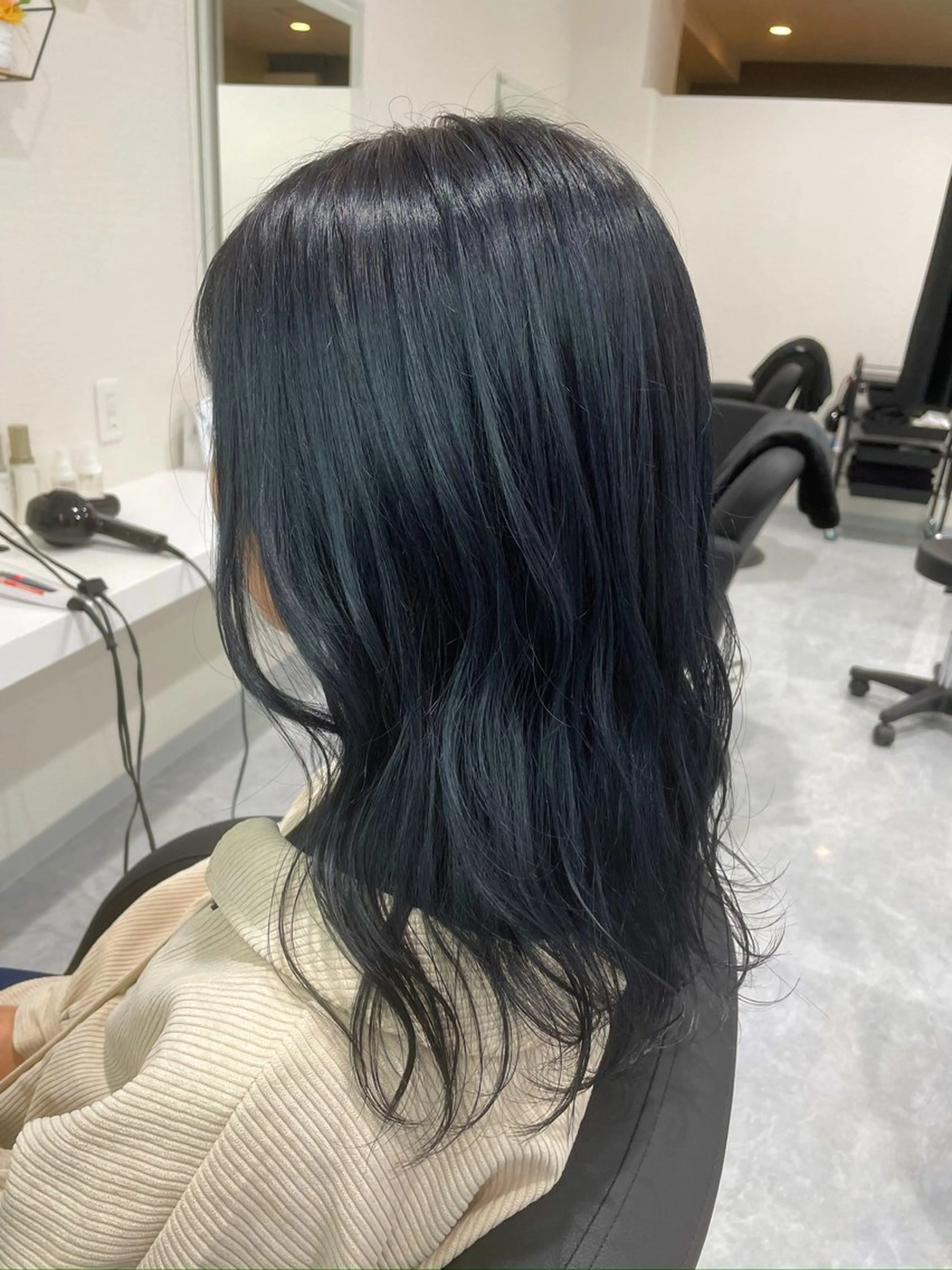 ミディアム カラー 黒髪 ブリーチ ブルーカラー ブルーブラック ヘアカラー トリートメント Amour なぐらのヘアスタイル