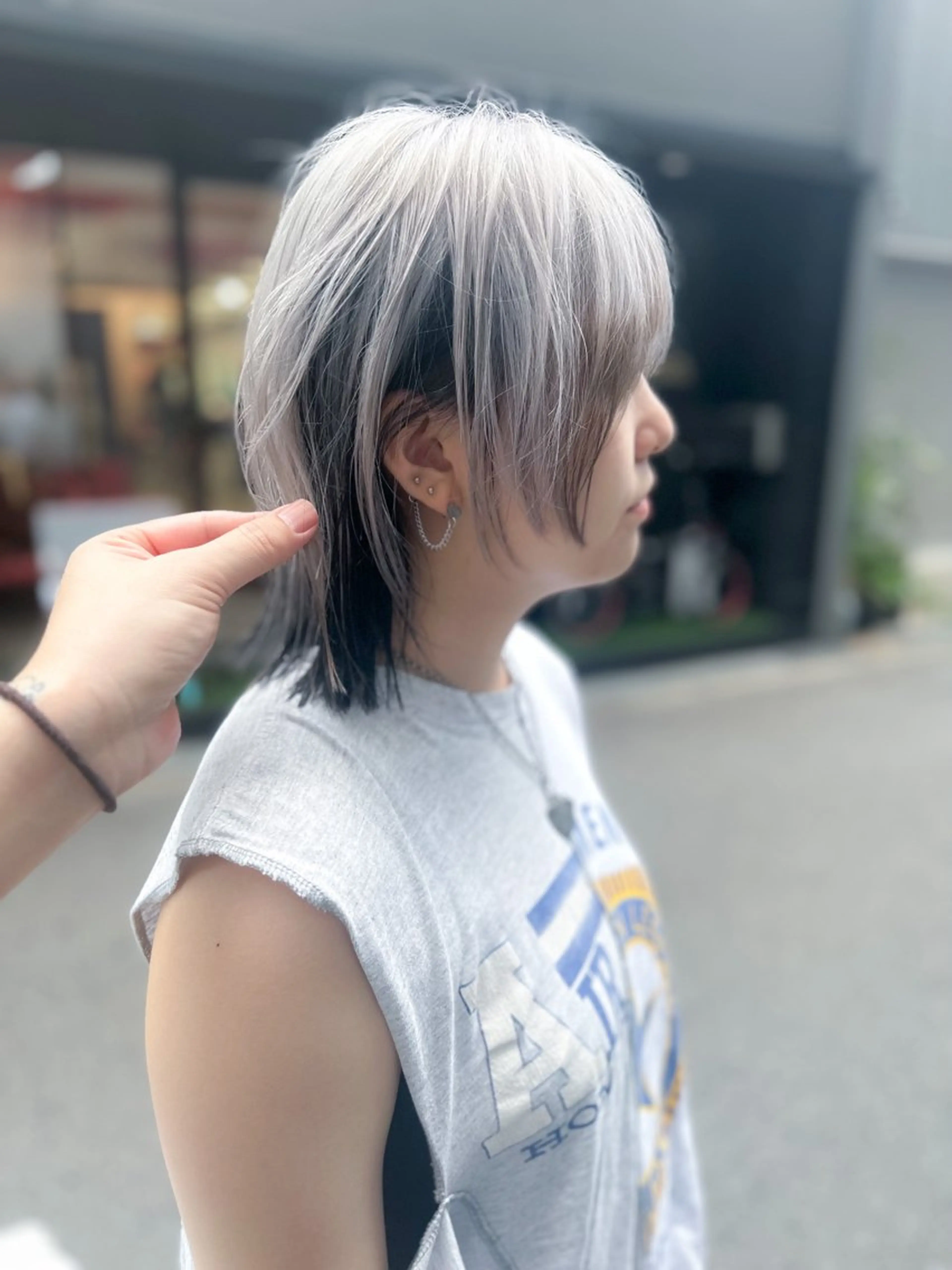 ミディアム カラー 黒髪 ブリーチ インナーカラー シルバー カット ヘアカラー BOX mico.のヘアスタイル