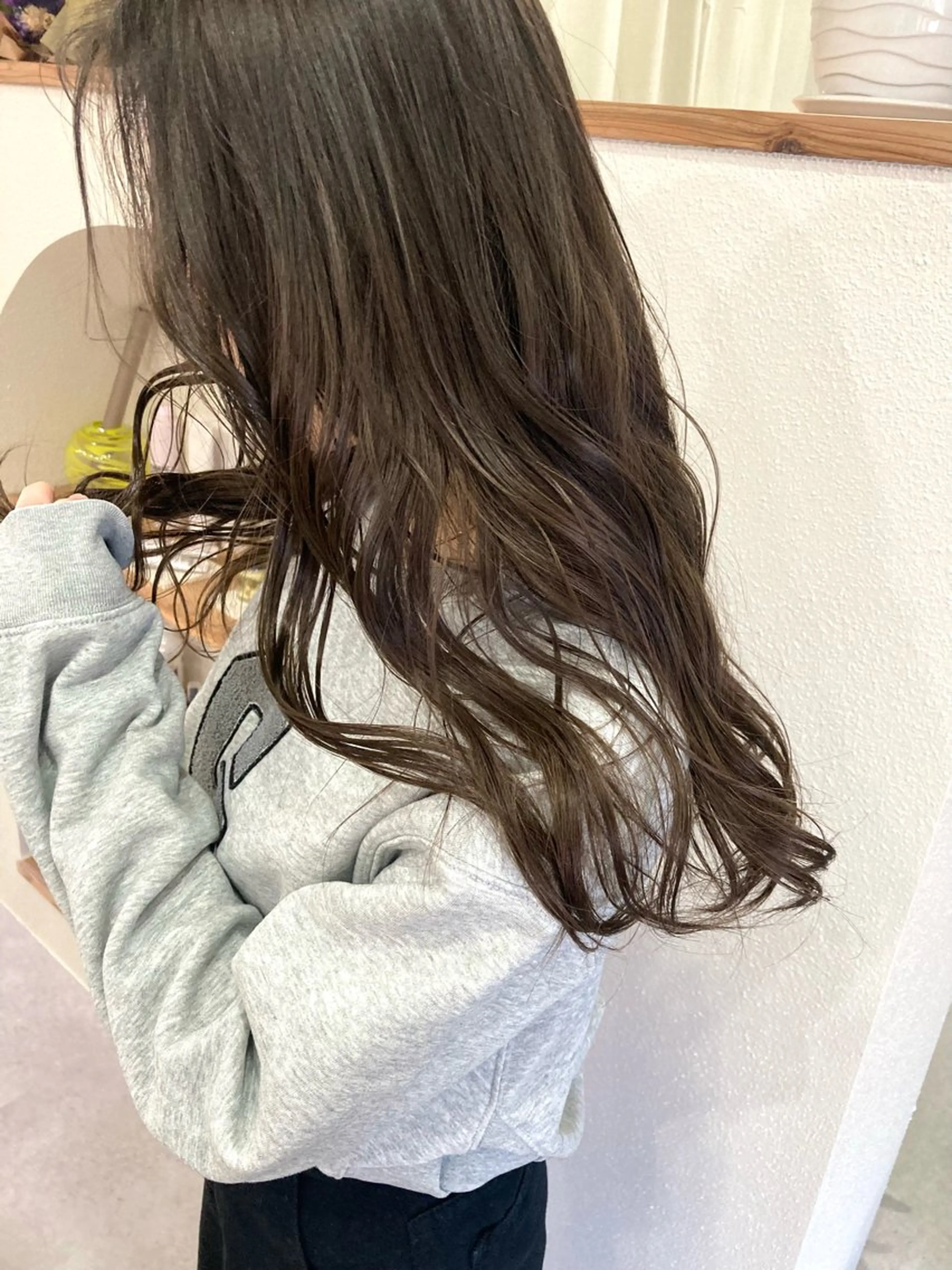 ロング カラー ベージュカラー オリーブベージュ icie所属・大阪ヴィーガンサロン KANAKOのヘアスタイル