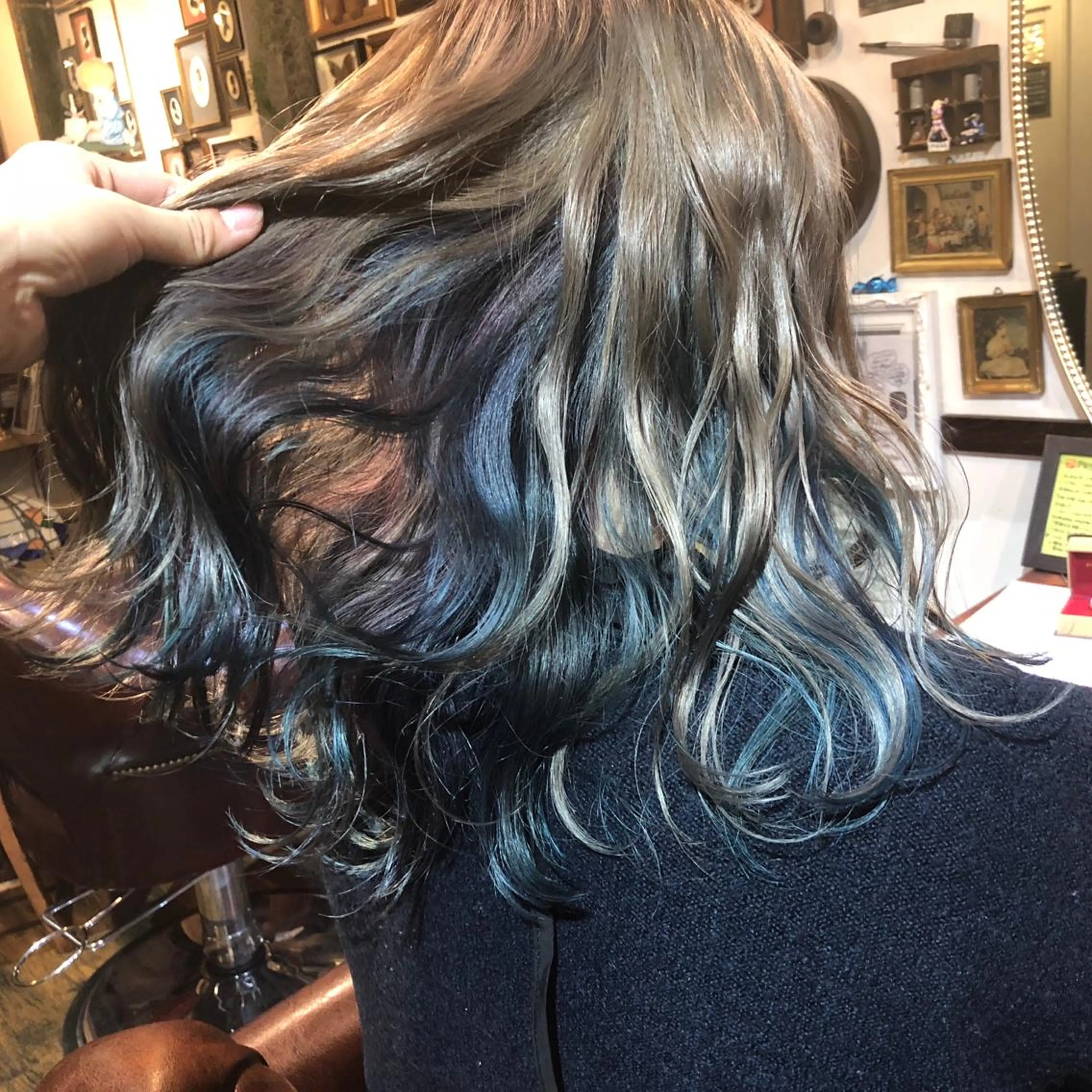 セミロング カラー ブリーチ ブルーカラー インナーカラー パープルカラー カット ヘアカラー トリートメント ヘッドスパ BRITS 渡辺 菜々子のヘアスタイル