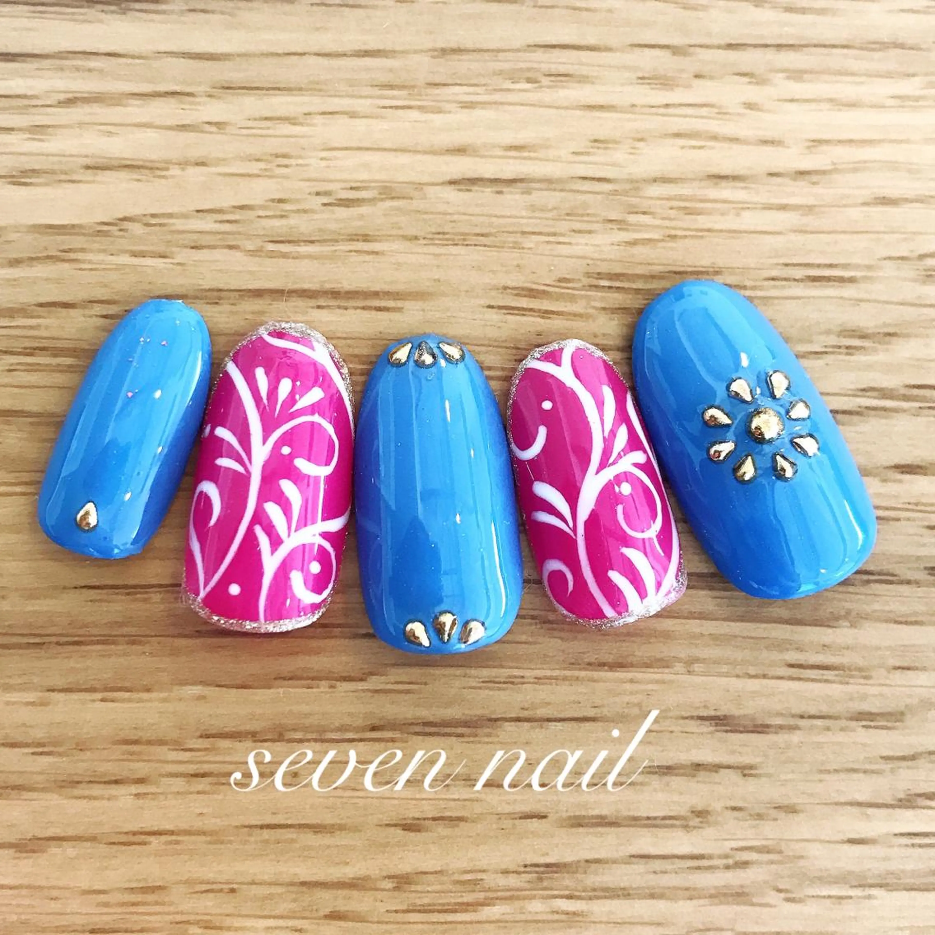 ネイル ニュアンスネイル 名倉 なな子のネイルデザイン