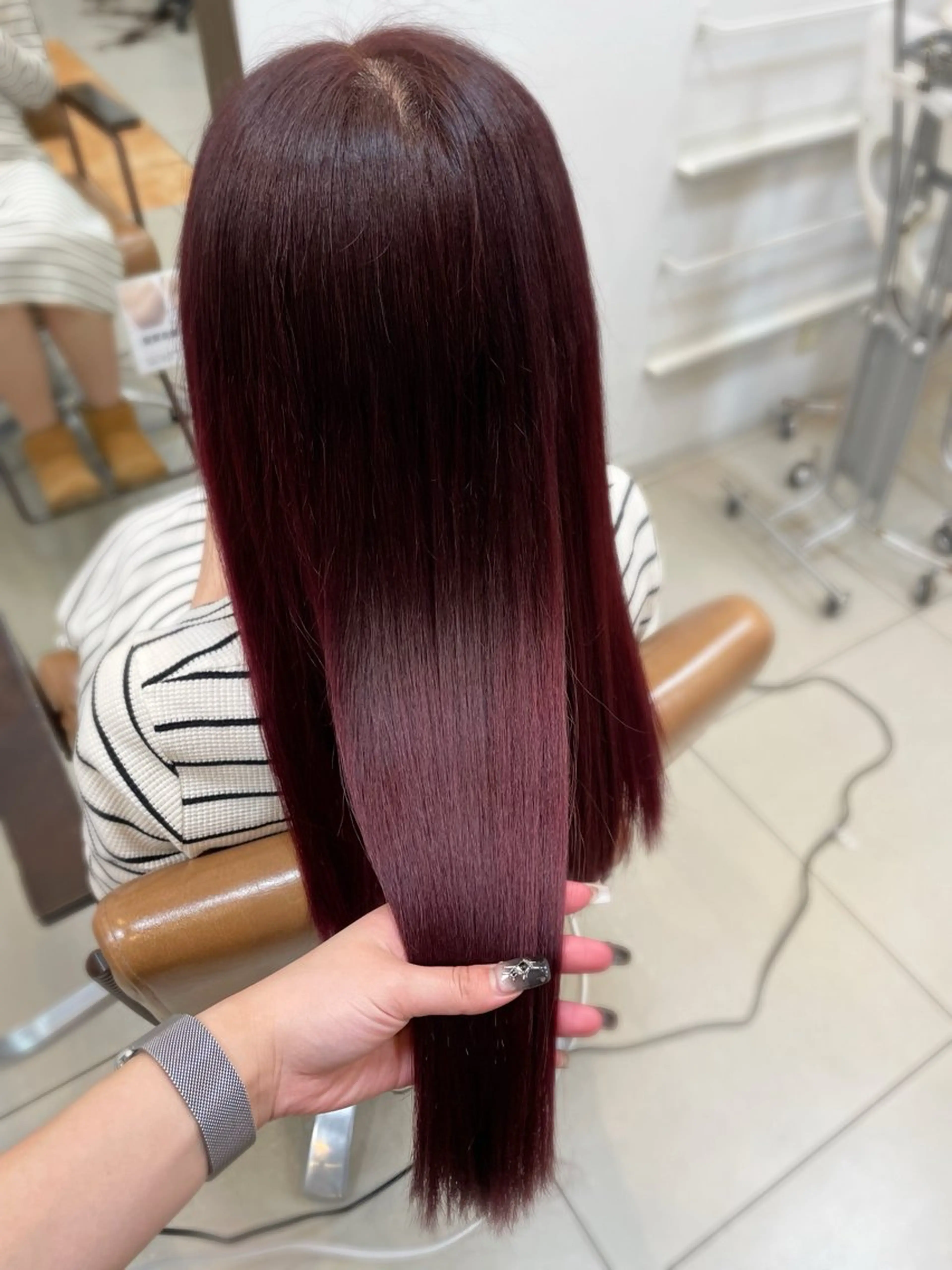 ロング カラー カシス レッドカラー SOYON なんば店所属・水島 真彩のヘアスタイル