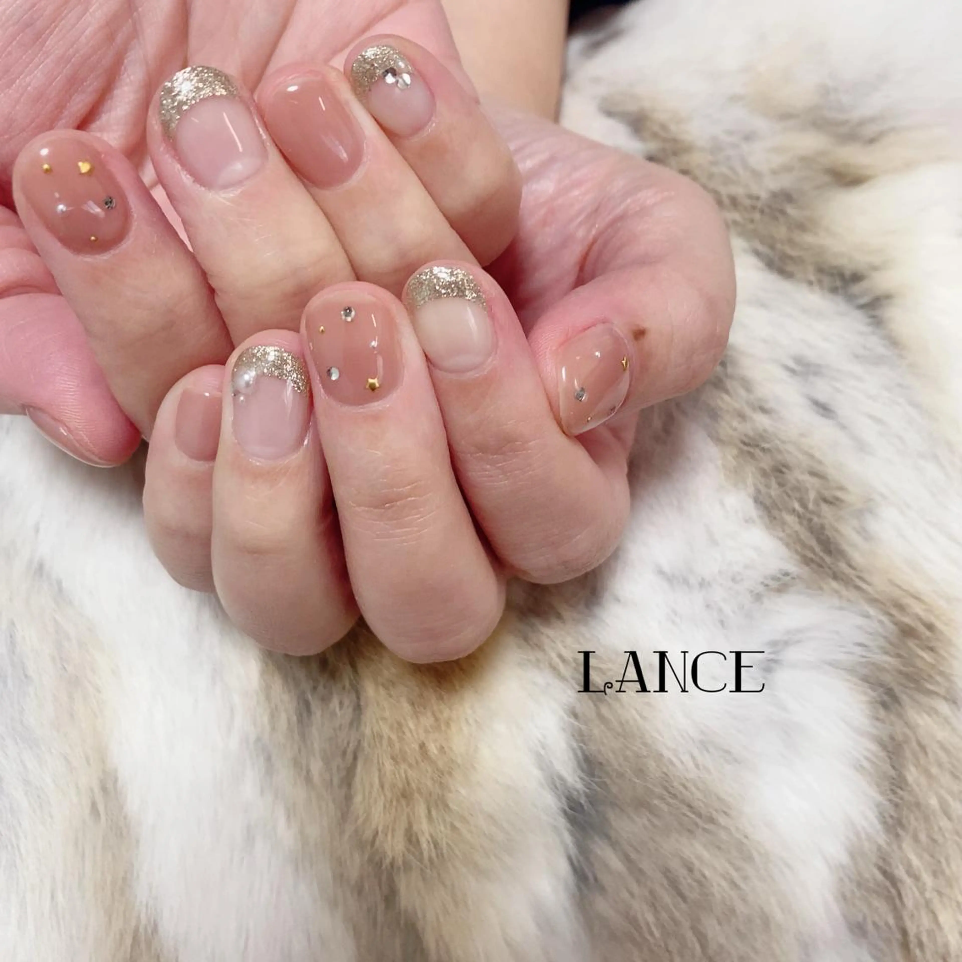 ミディアム ネイル オーロラネイル フレンチネイル ワンホンネイル 冬ネイル ハンドネイル Lance nailのネイルデザイン