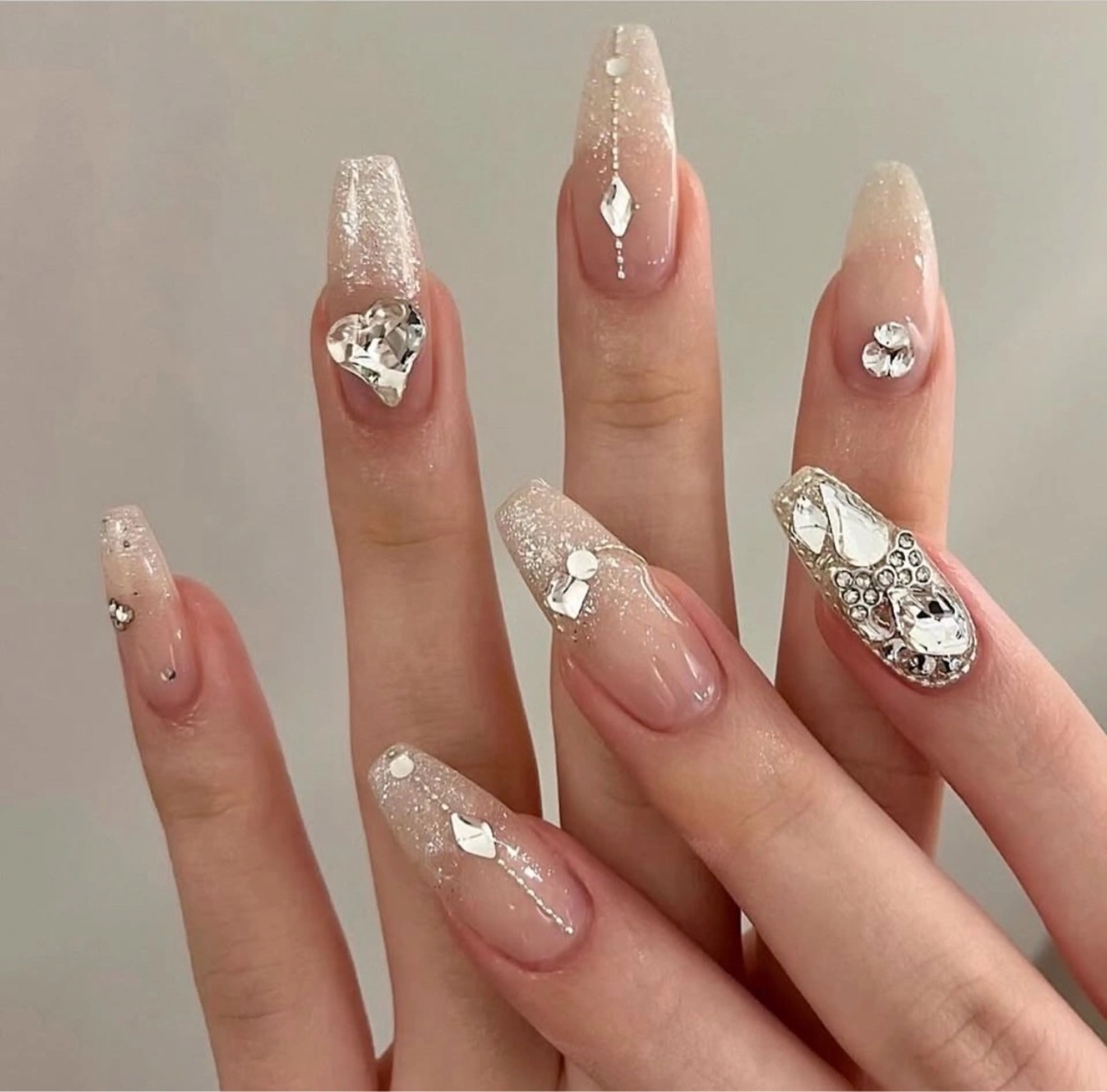 ネイル 長さ出し グラデーション キラキラネイル 韓国ネイル ラメ(グリッター) ハンドネイル ハンドケア Chisa Nail Studio所属・チ サのネイルデザイン
