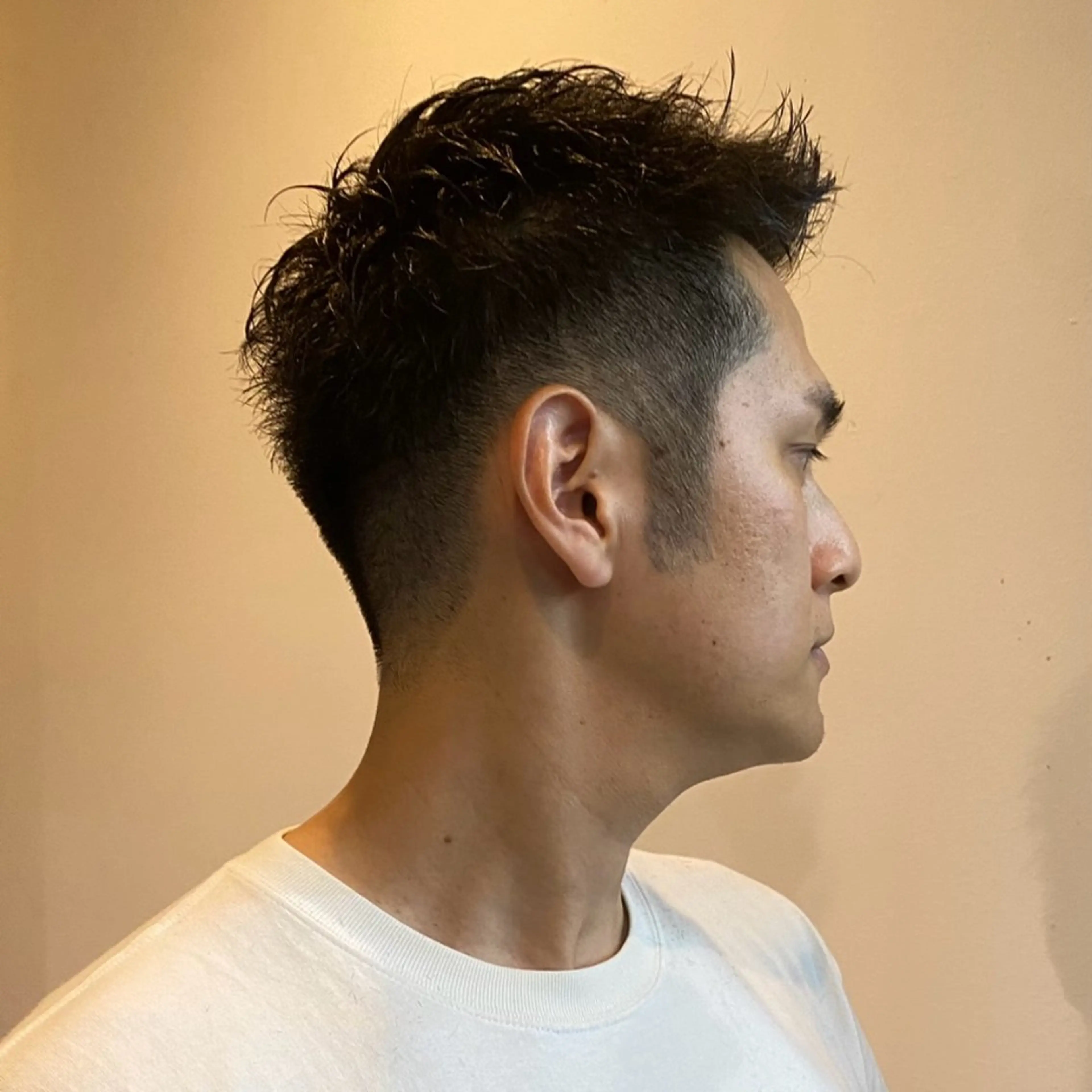 ショート メンズ アップバング ビジネス 刈り上げ ショートヘア センターパート/ニ ュアンスパーマのヘアスタイル