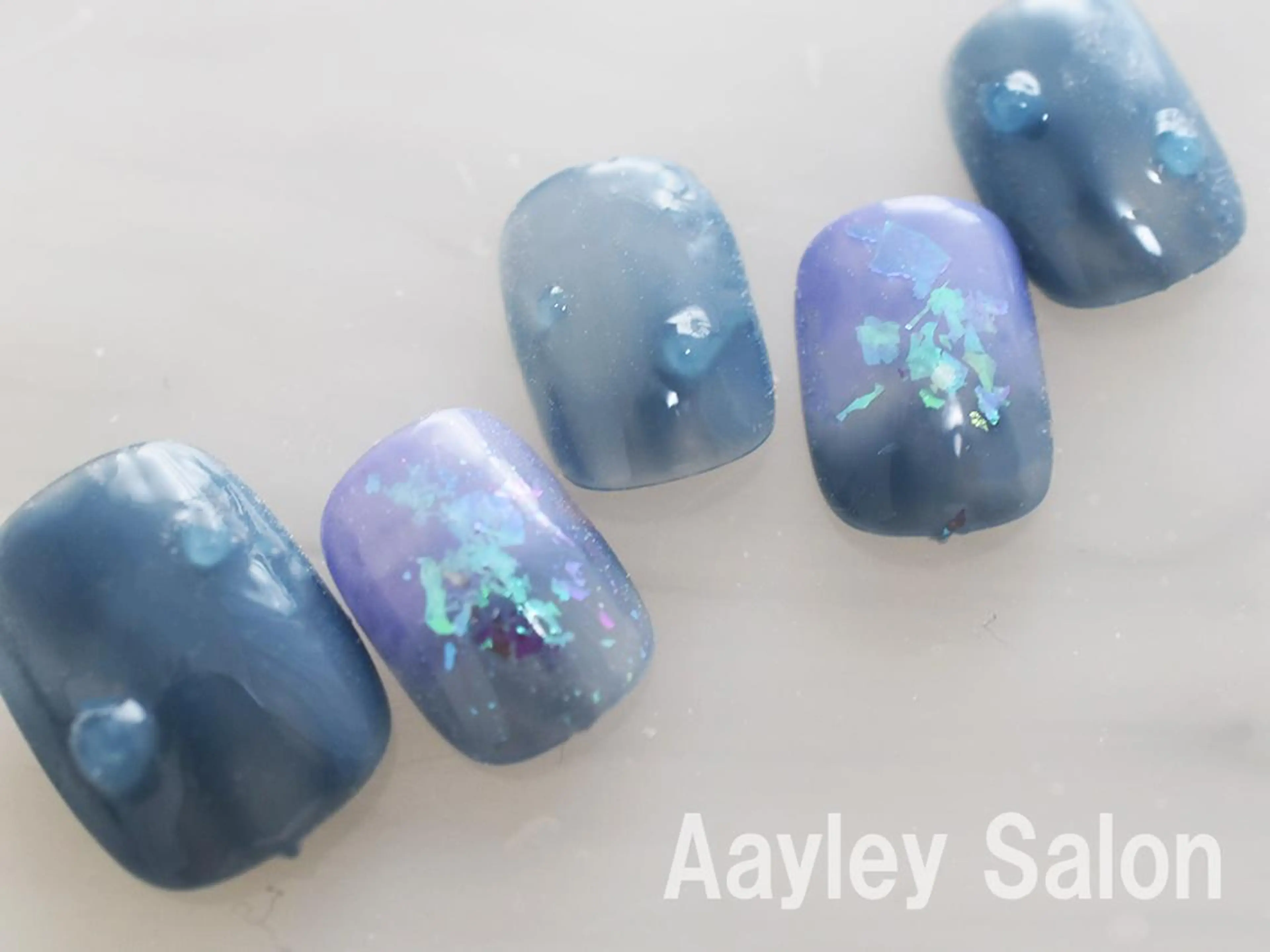ミディアム カラー ネイル Aayley(アイリー)Salon所属・Aayley アイリ―サロンのネイルデザイン