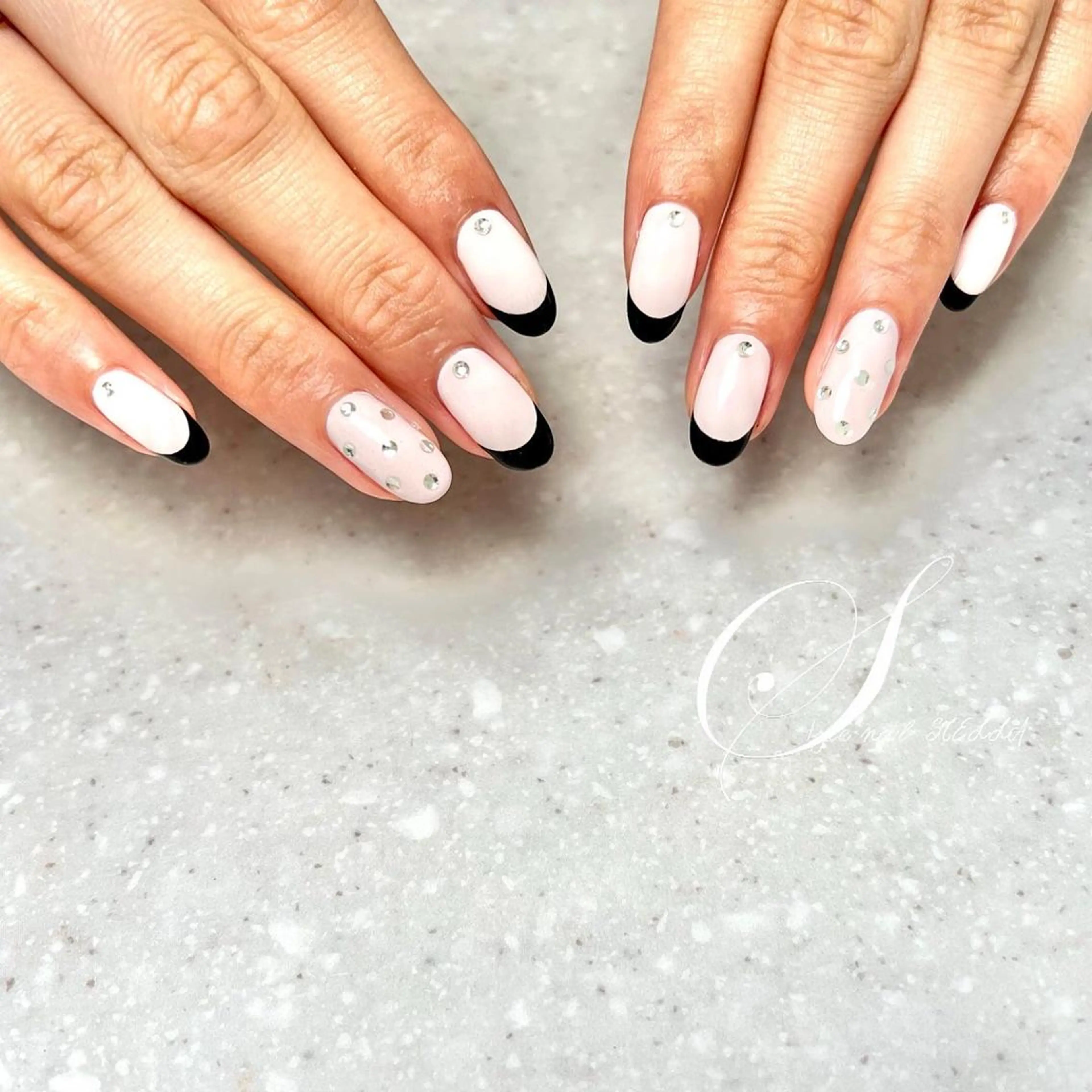 ネイル ドット フレンチネイル ジェルネイル キラキラネイル 持ち込み ハンドネイル ステラ marikominoのネイルデザイン