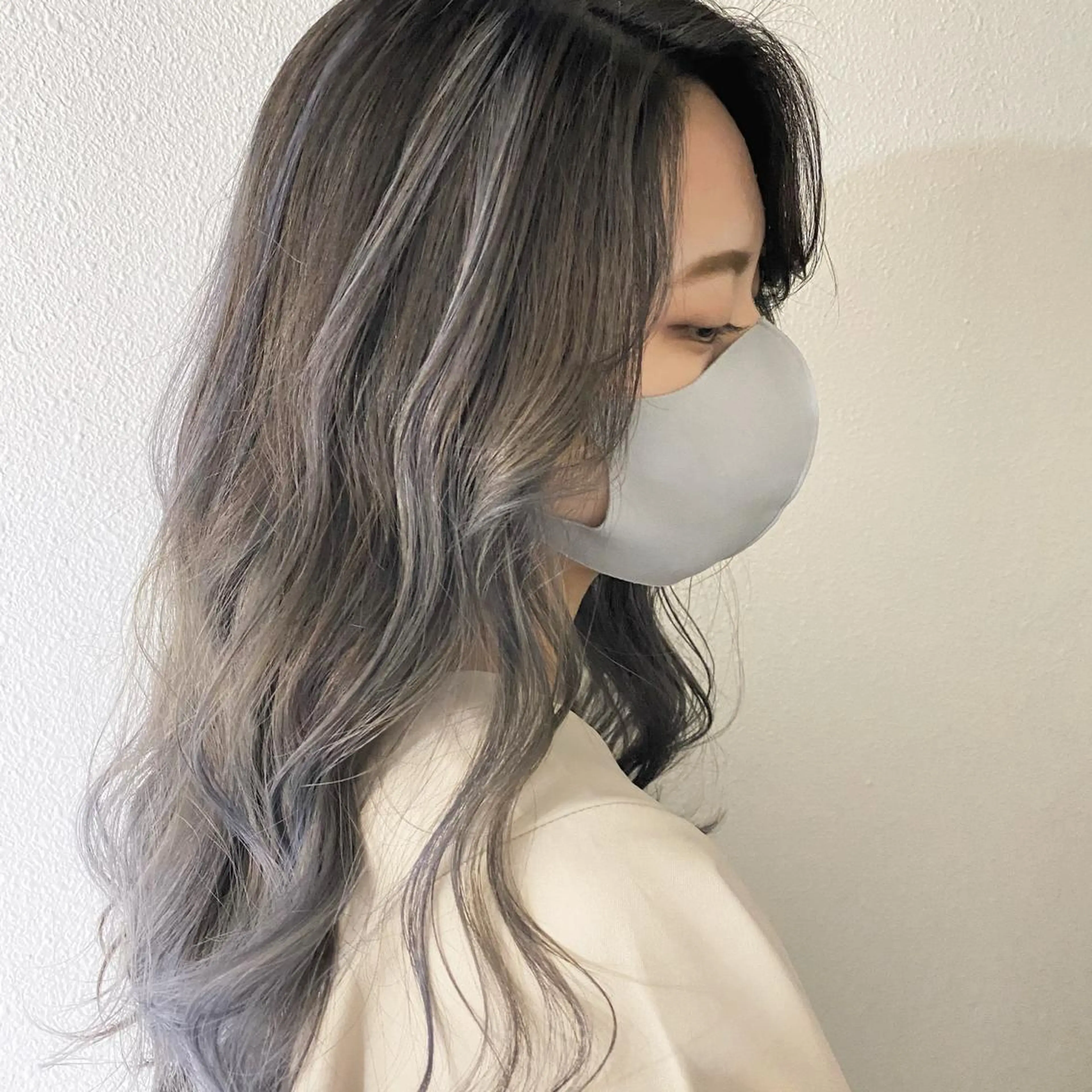 ロング カラー ブリーチ グレージュ ハイライトカラー シルバー ハイライト しゅうさん🍝 麻田秀太郎のヘアスタイル