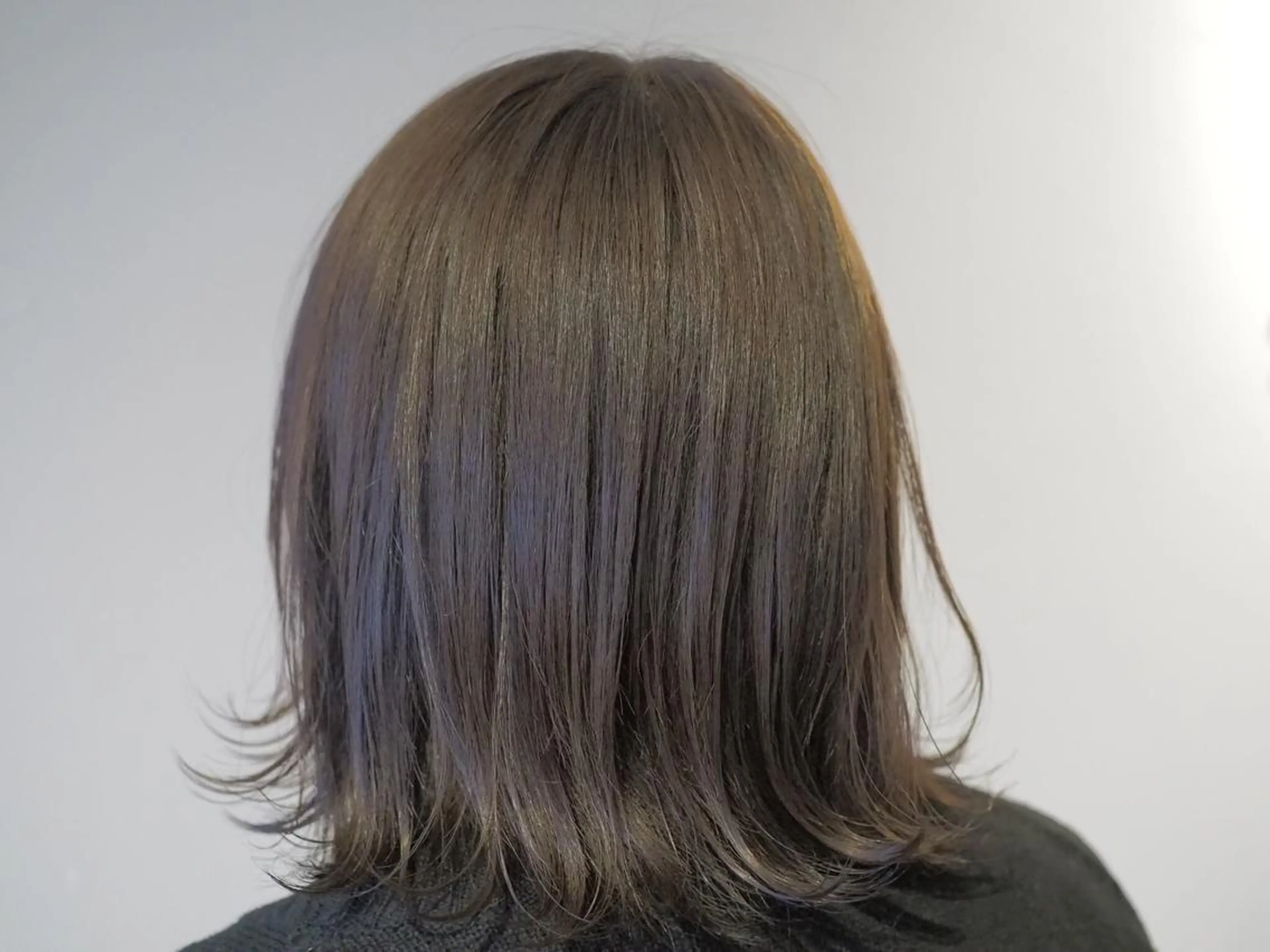 ショート カラー パーマ ヘアアレンジ メンズ メンズハイライト グレージュ ハイライトカラー ハイライト メンズハイトーン メンズバレイヤージュのヘアスタイル