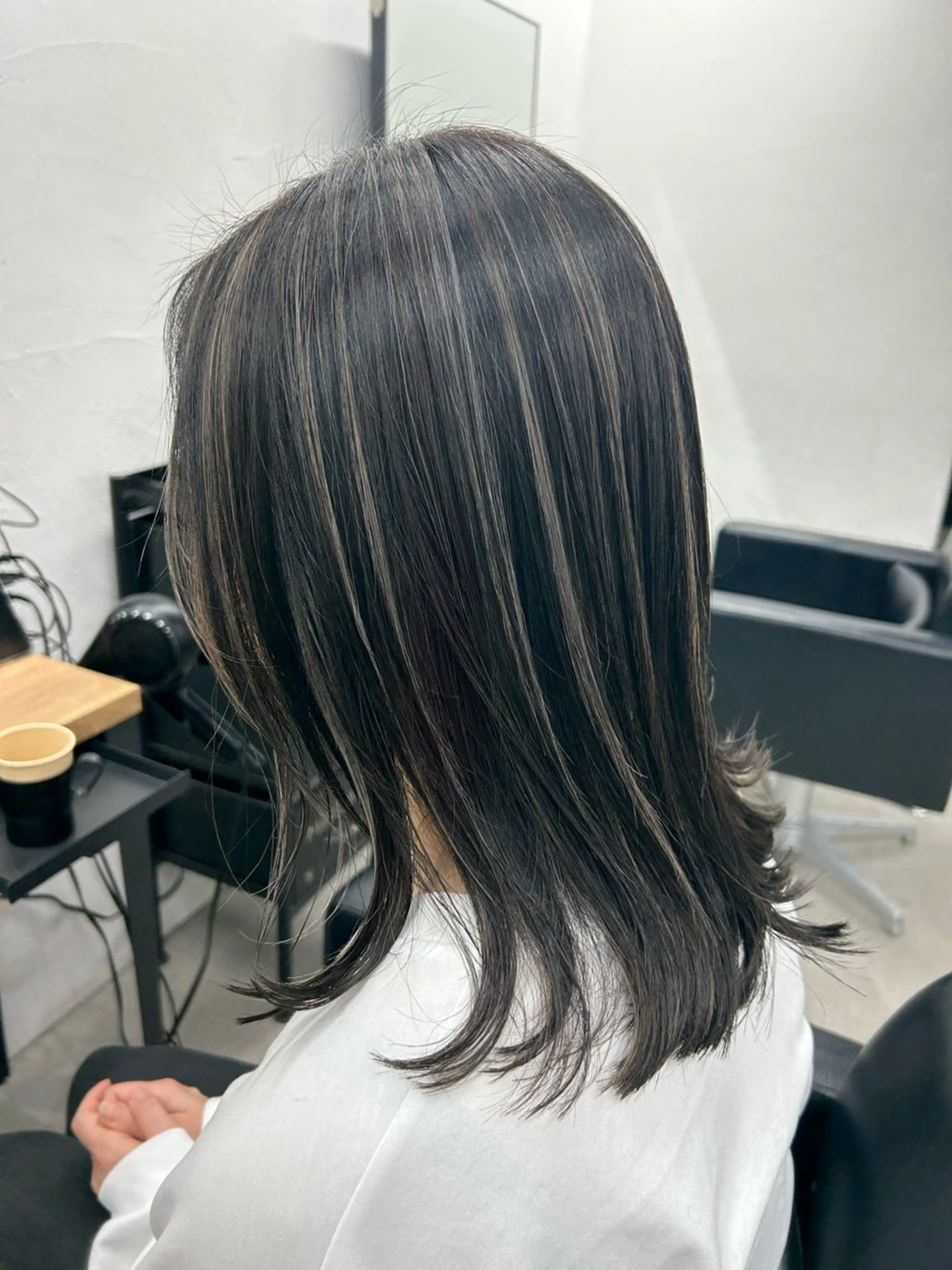 セミロング カラー ベージュカラー ハイライトカラー ホワイトベージュ ハイライト トリートメント RYOSUKE ハイトーンのヘアスタイル