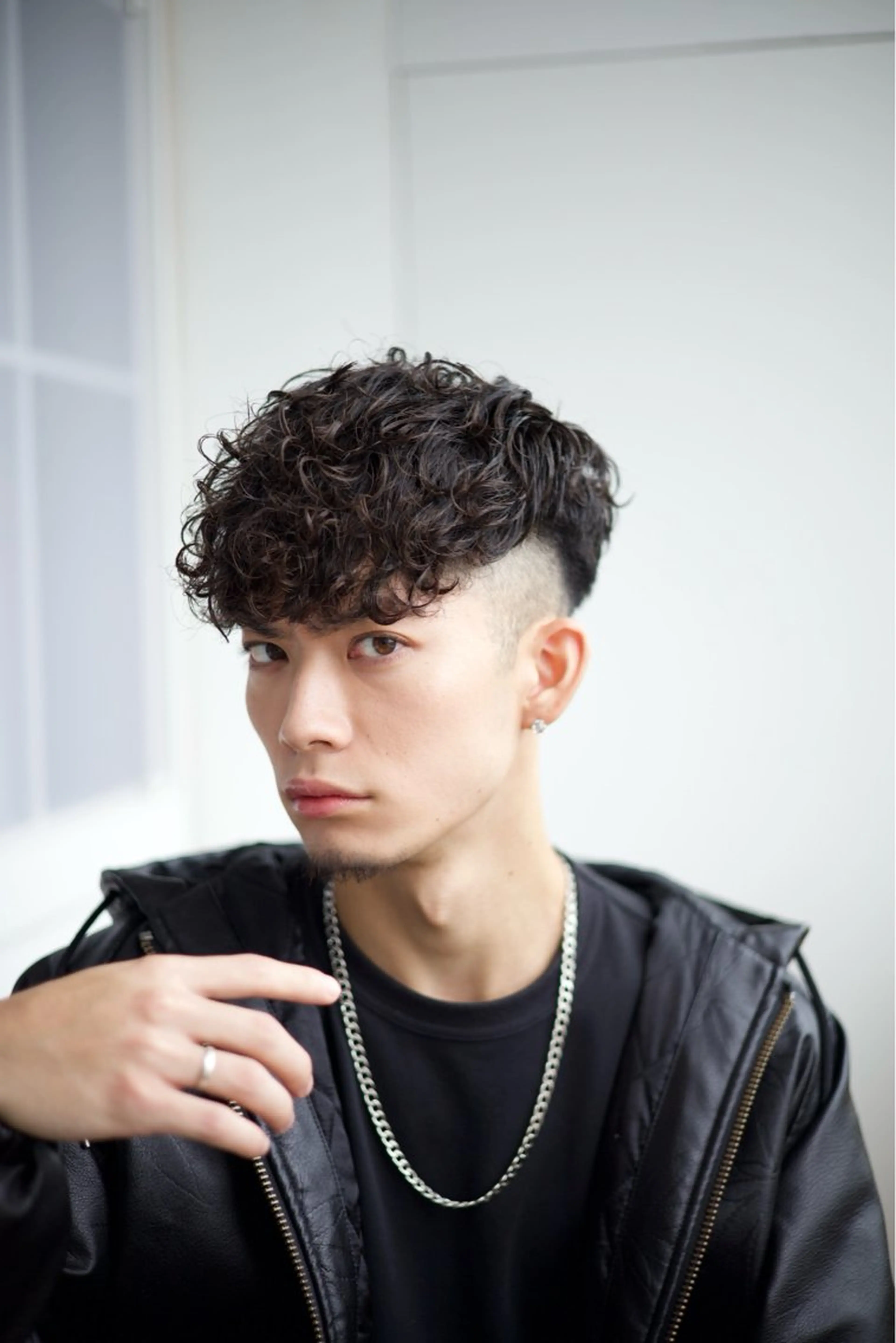 ショート パーマ メンズ フェードカット スペインカール カット パーマ トリートメント フェザーパーマ職人 🪶ryosukeのヘアスタイル