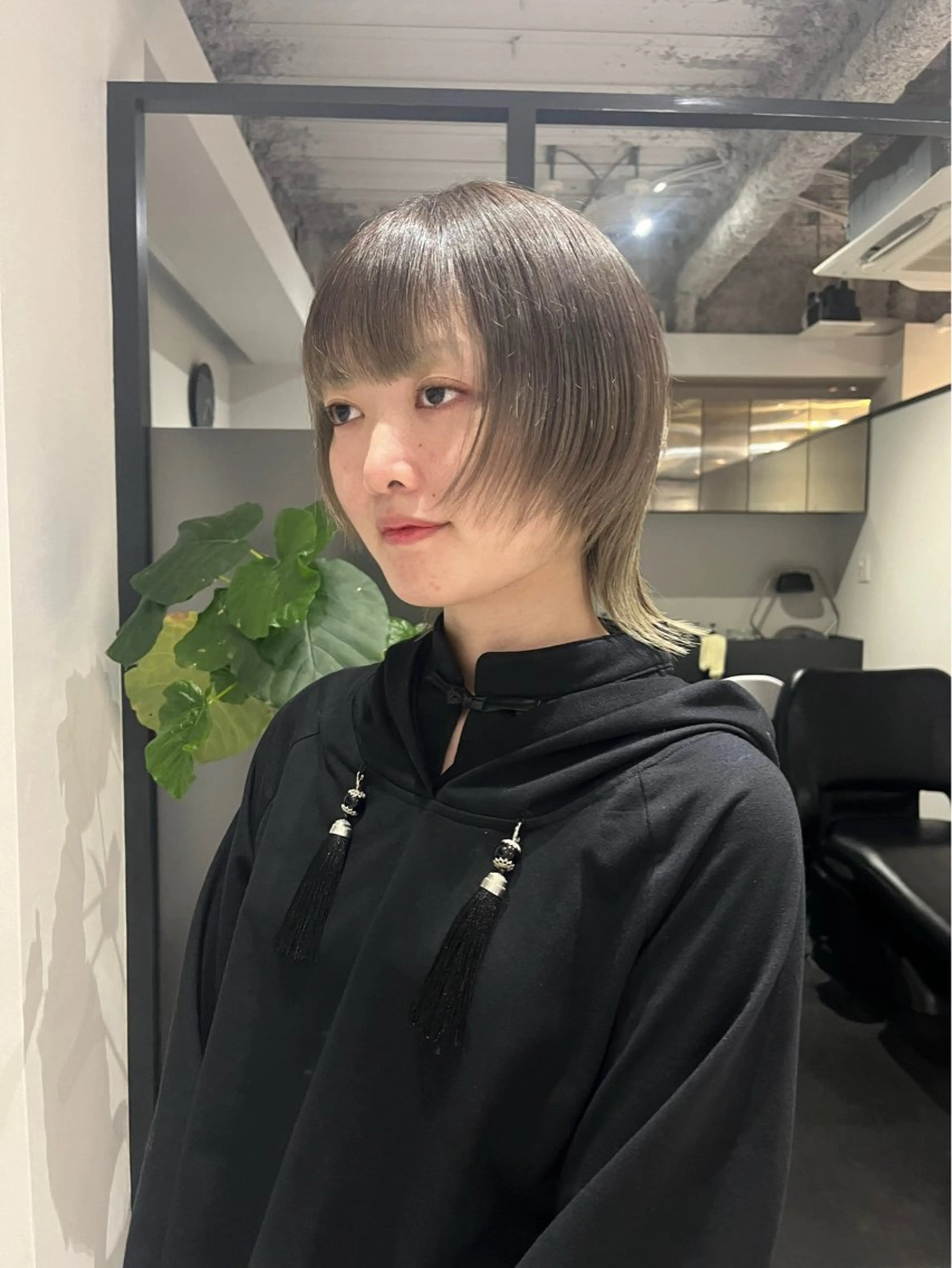 ミディアム ウルフカット カット ユナ🎀レイヤー /韓国/ハイトーンのヘアスタイル