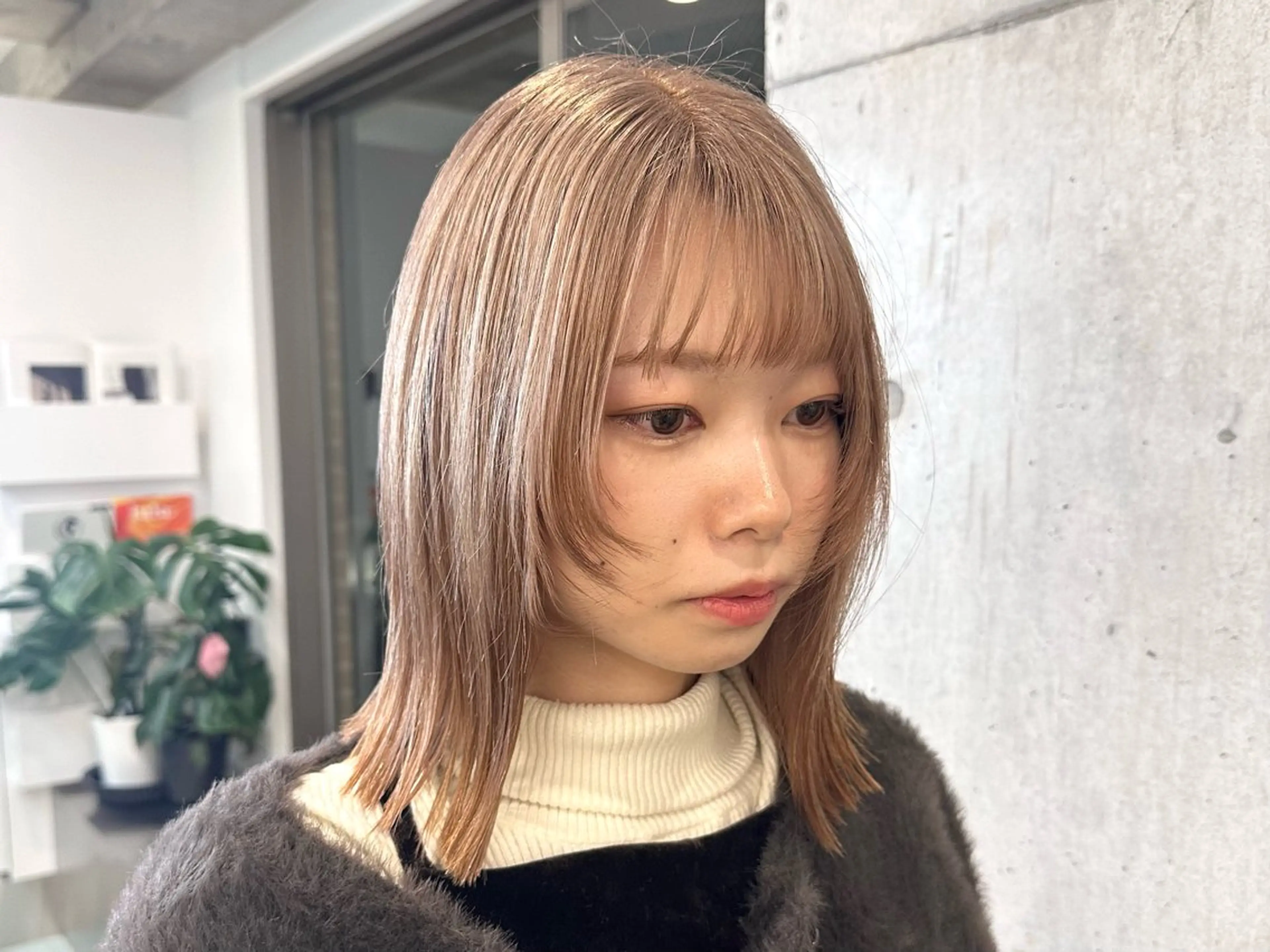 ミディアム ウルフカット cinq PROJECT所属・ミルクティーベージュ /三村克彦のヘアスタイル