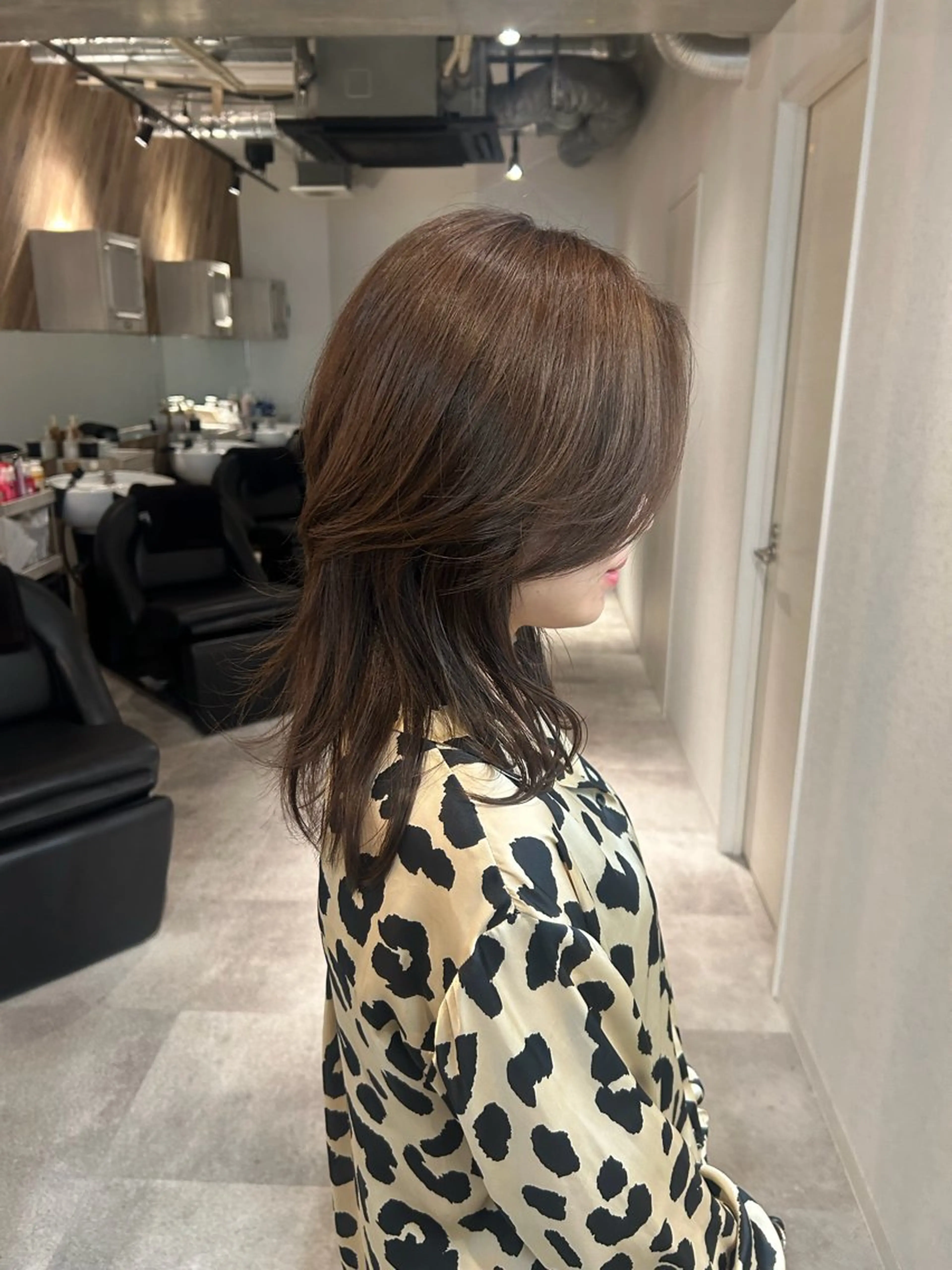 ミディアム カラー アッシュ アッシュブラウン ブラウンカラー カット ヘアカラー AILEE所属・ウルフカット レイヤーカット上柿のヘアスタイル