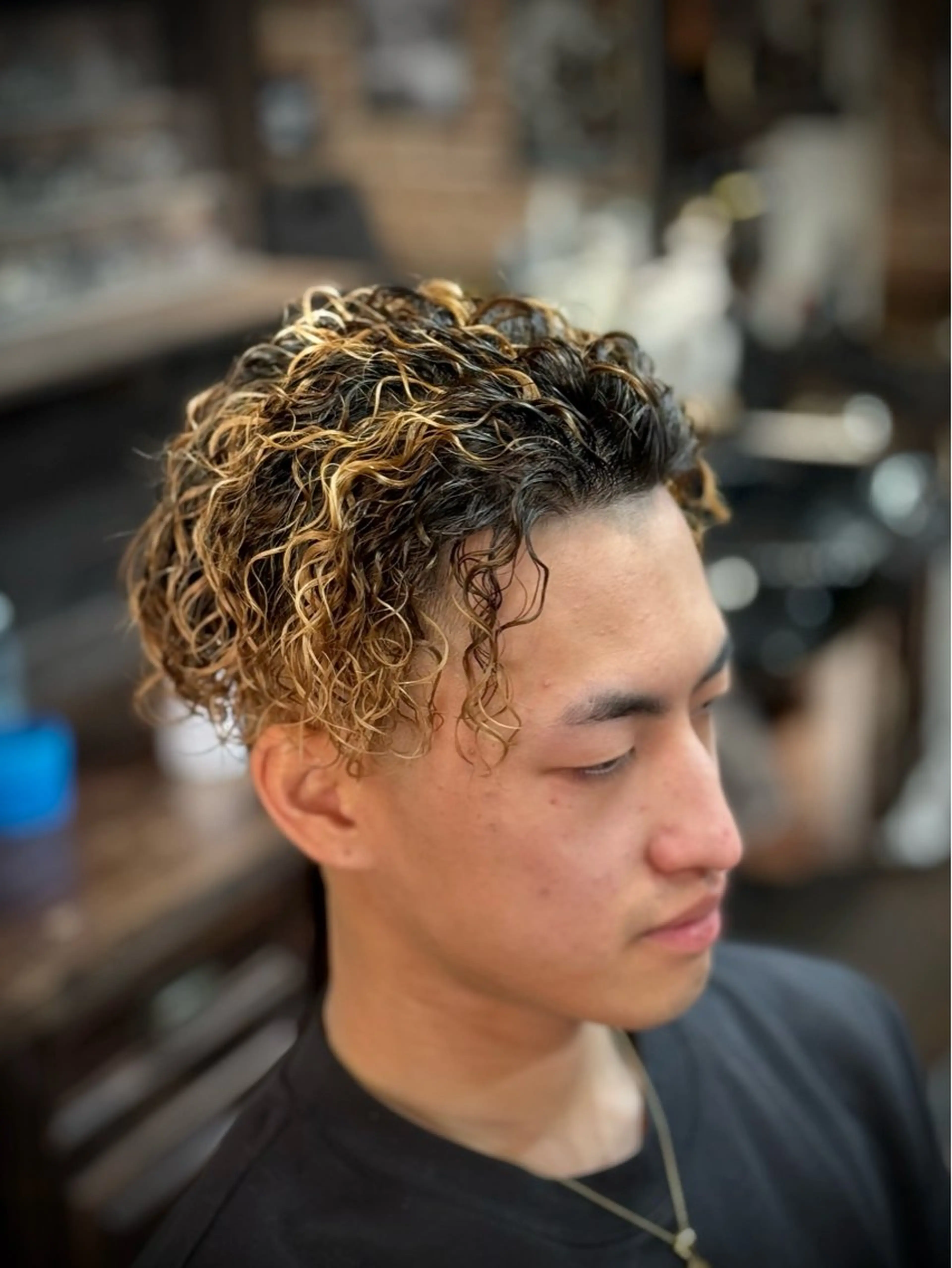 ミディアム メンズ ミディアムパーマ メンズブリーチ メンズパーマ BarberShop Un-fil所属・TAIGA -BARBERのヘアスタイル