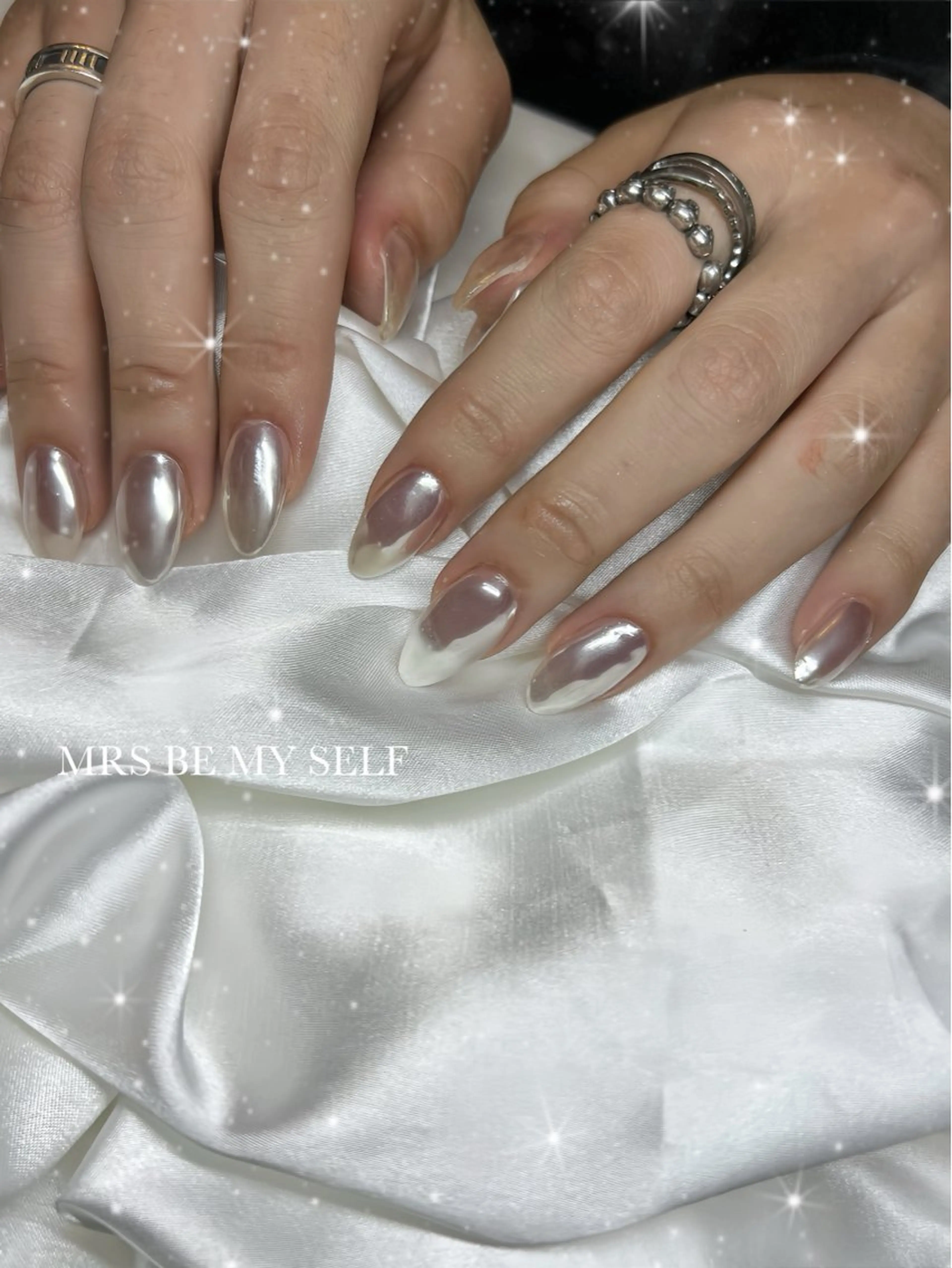 ネイル オーロラネイル 韓国ネイル シルバー ホワイト ハンドネイル MRS/ miyu🎀のネイルデザイン