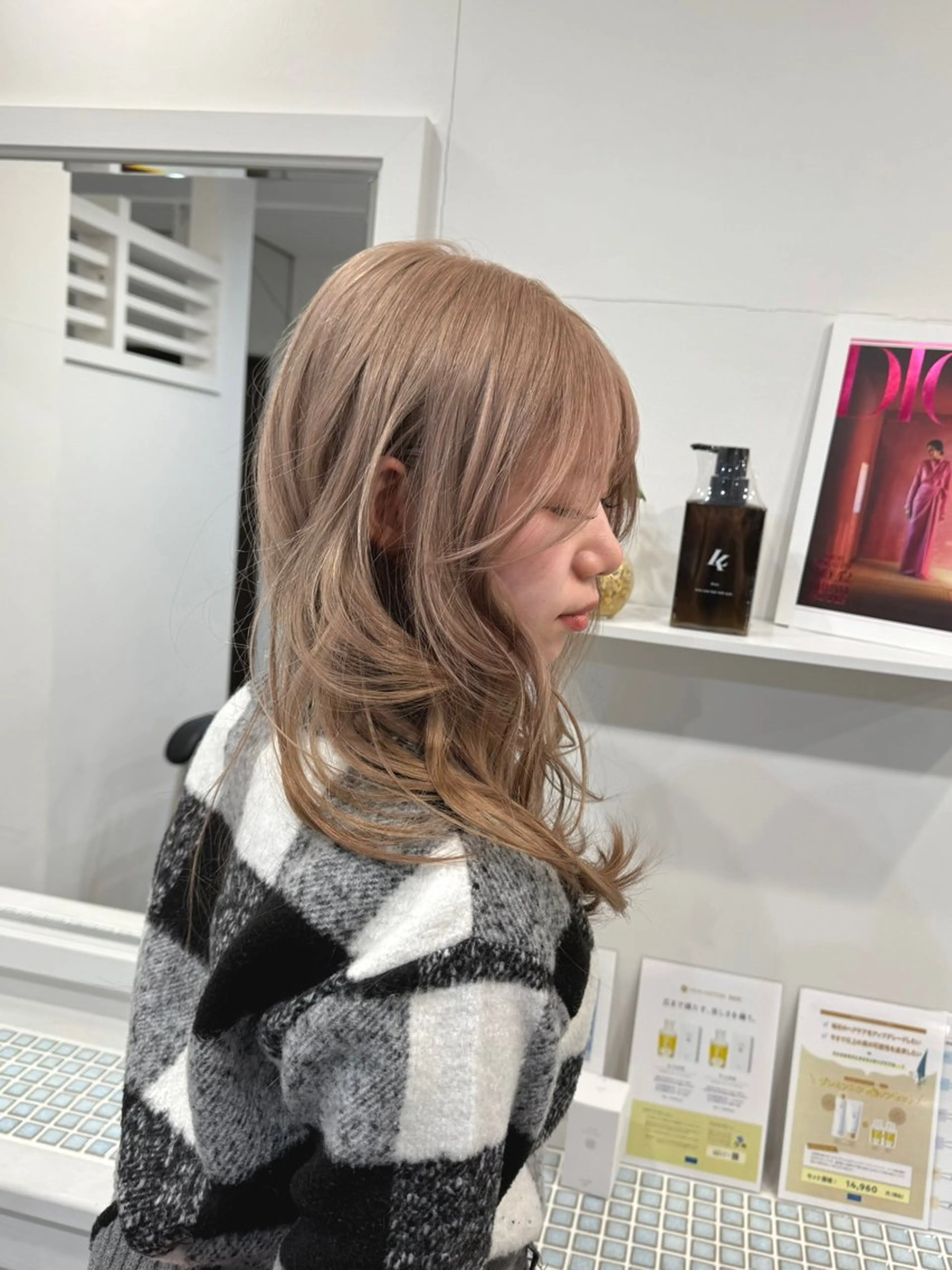 セミロング カラー ヘアアレンジ ベージュカラー ブリーチ ケアブリーチ ミルクティーベージュ カット ヘアカラー SALOWIN京都河原町Suite店所属・外国人風レイヤー/ ハイトーンSHUのヘアスタイル