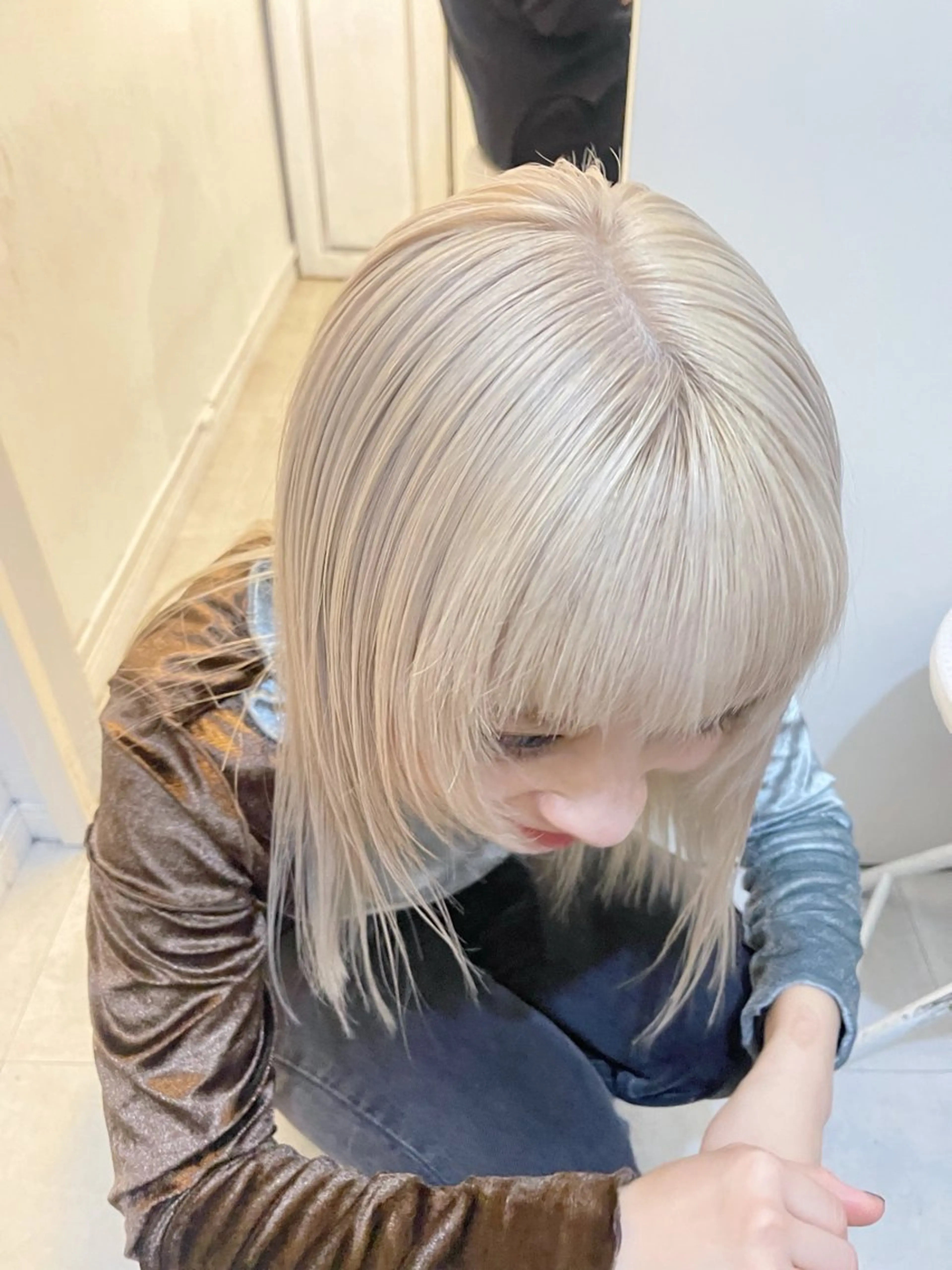 ミディアム カラー ベージュカラー ブロンド ハイトーンカラー ミルクティーベージュ ホワイトブロンド ヘアカラー トリートメント AiM 大名　似合わせカットのヘアスタイル