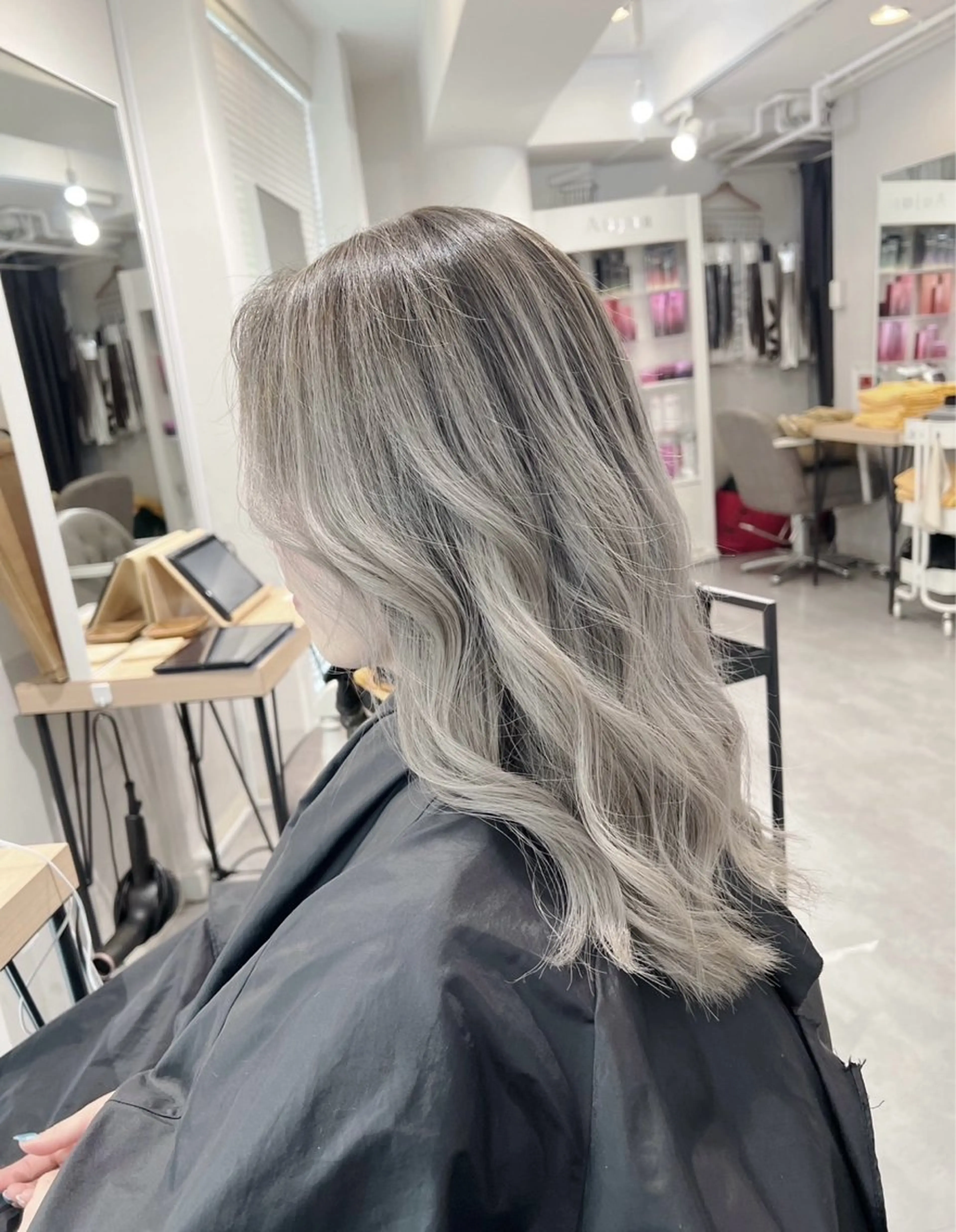 セミロング カラー バレイヤージュ シルバー ホワイトシルバー レイヤーカット ヘアカラー トリートメント ROBIN所属・指名数No.1 /NAOYAのヘアスタイル