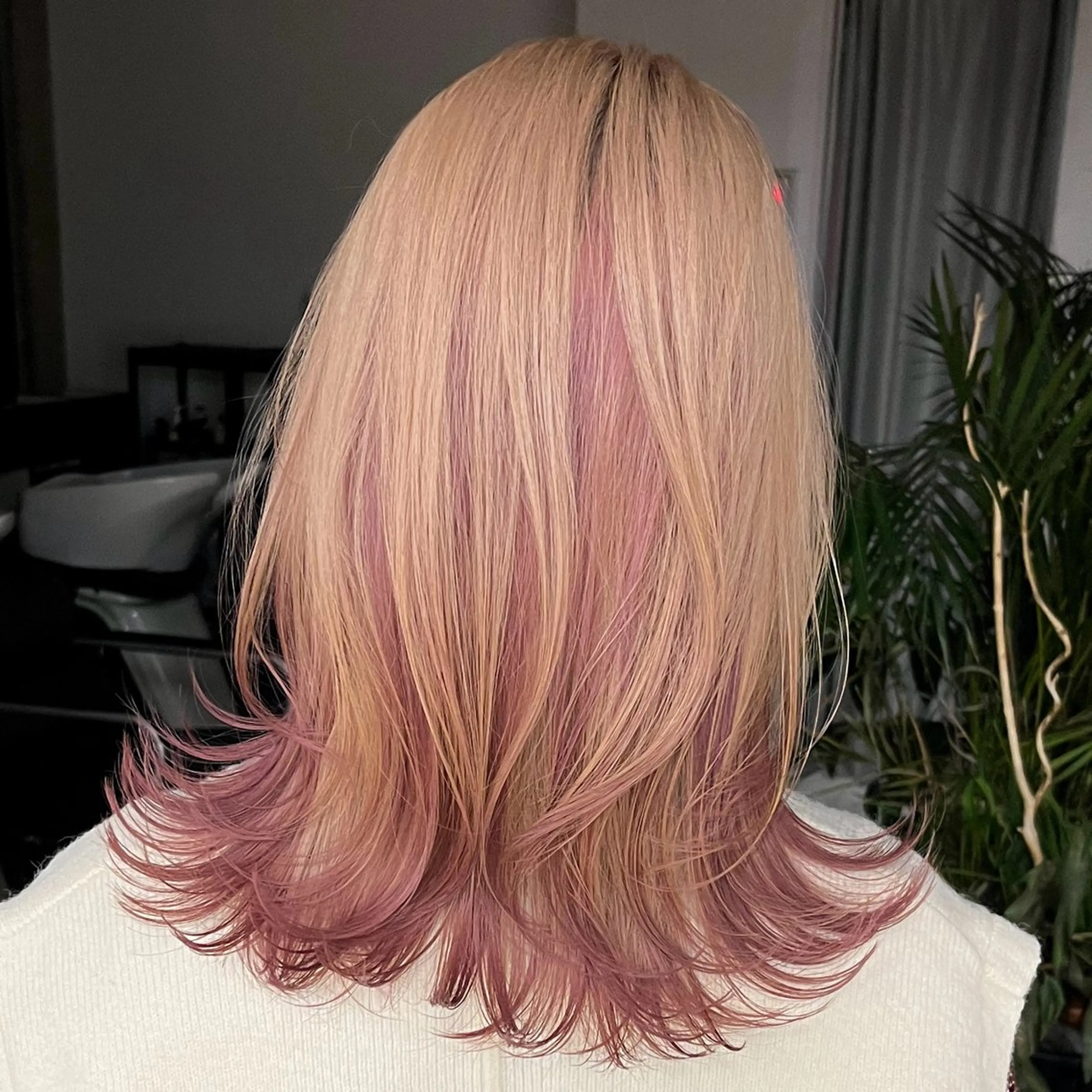 ロング ウルフとデザイン カラーの神のヘアスタイル