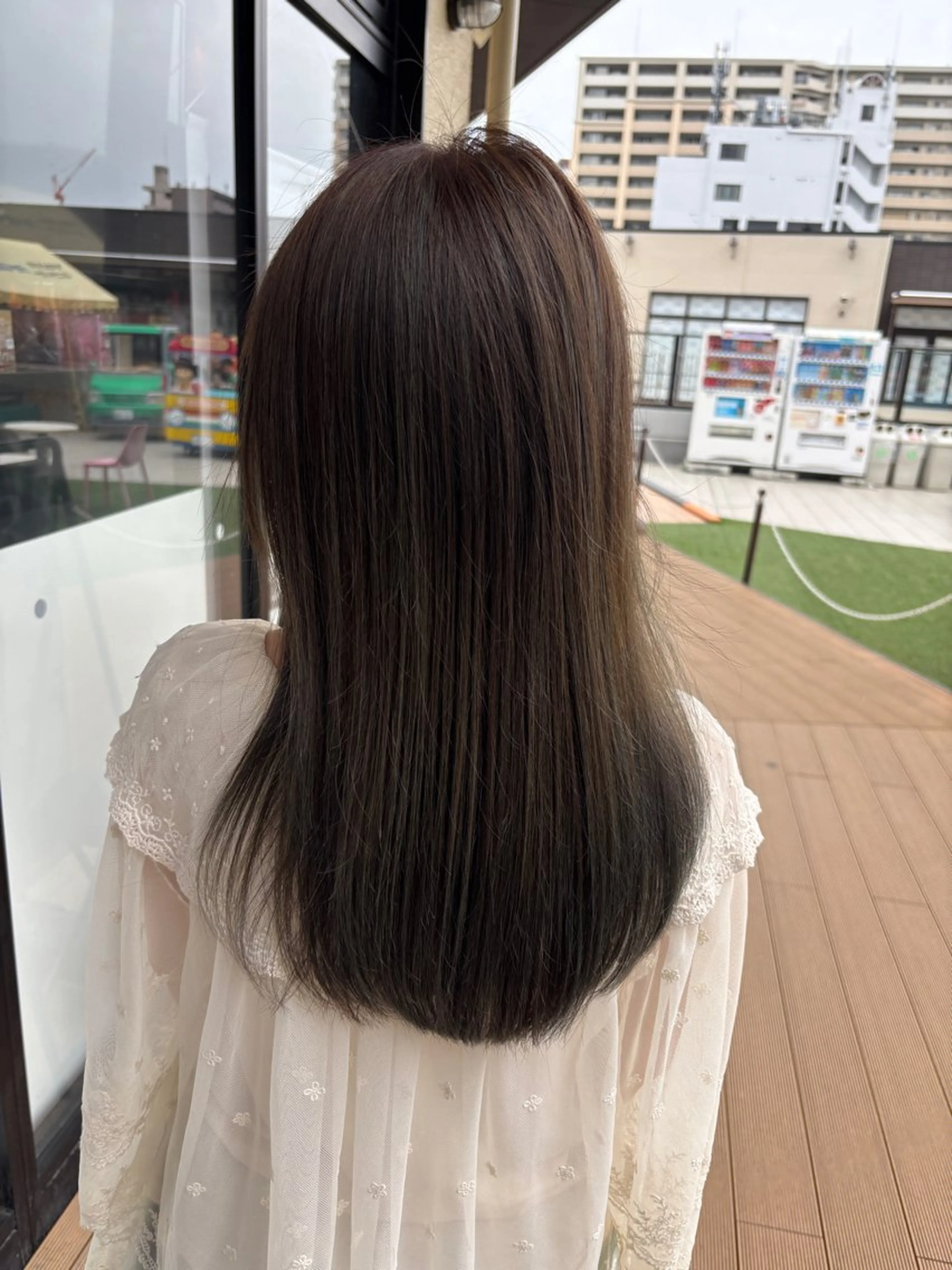 セミロング カラー ベージュカラー グラデーションカラー オリーブベージュ ブリーチ/ヘアケア/ 艶髪/イギチハルのヘアスタイル