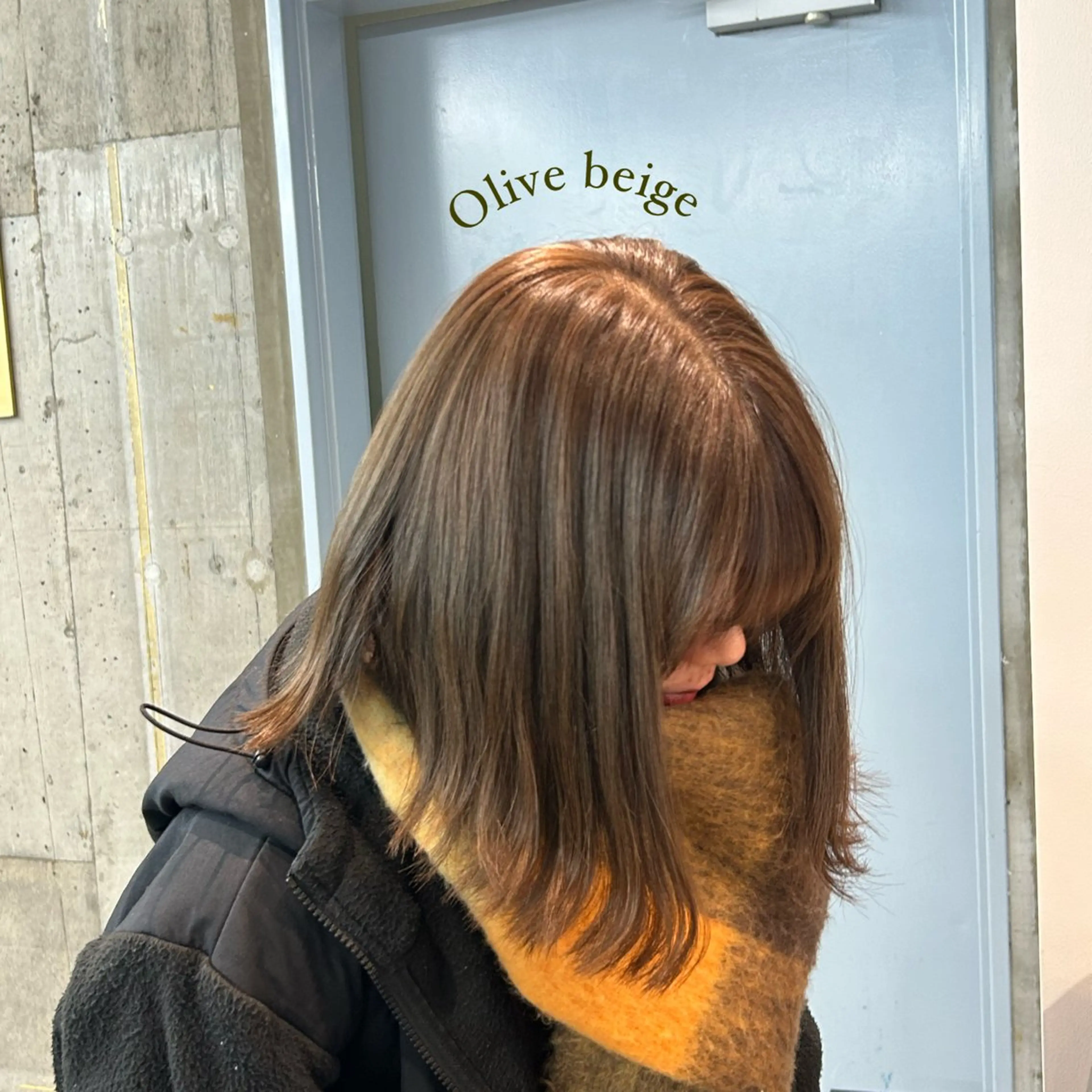 ミディアム カラー アダチ ヒヨリのヘアスタイル