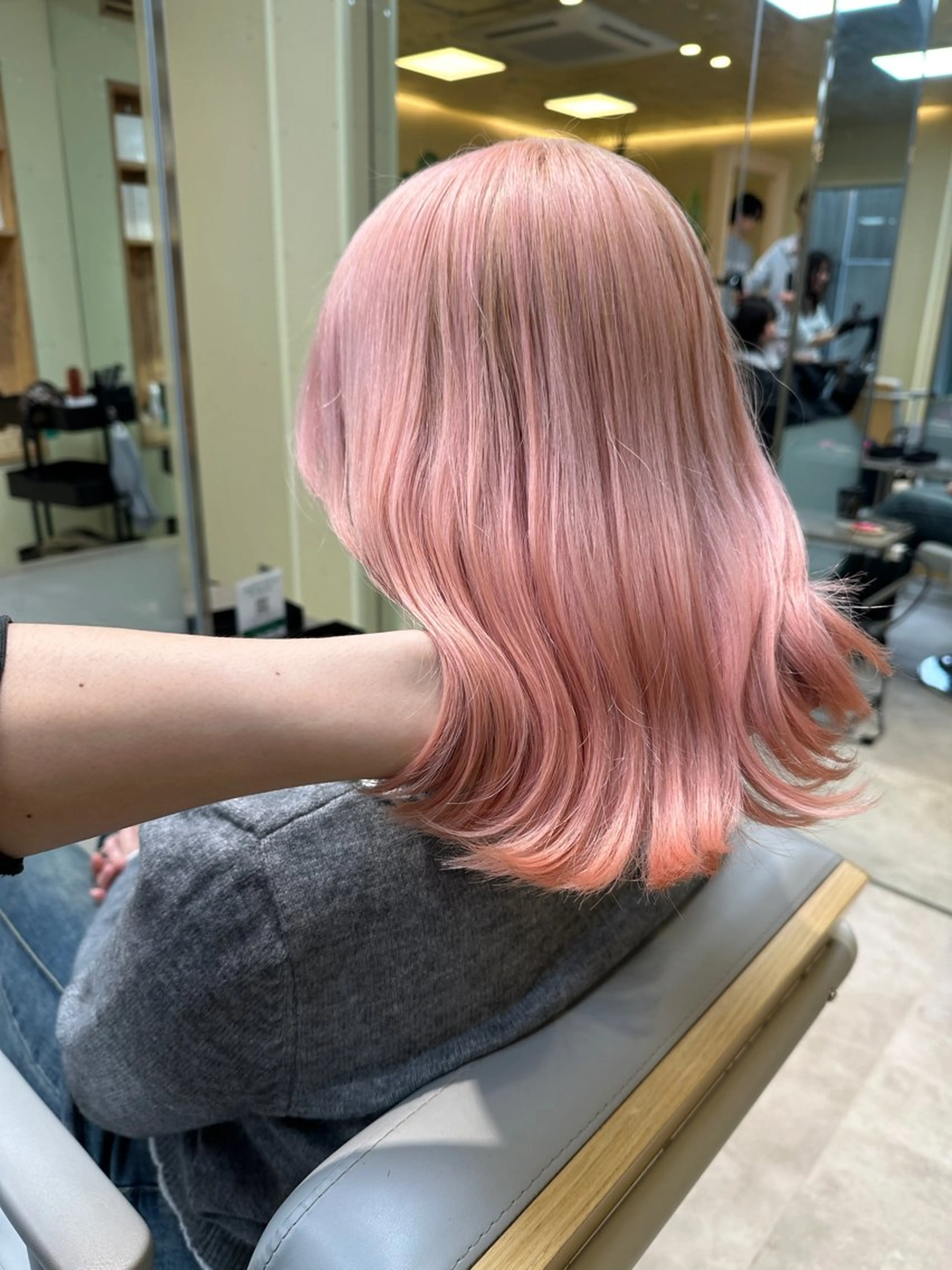 ミディアム カラー 八村 一花のヘアスタイル
