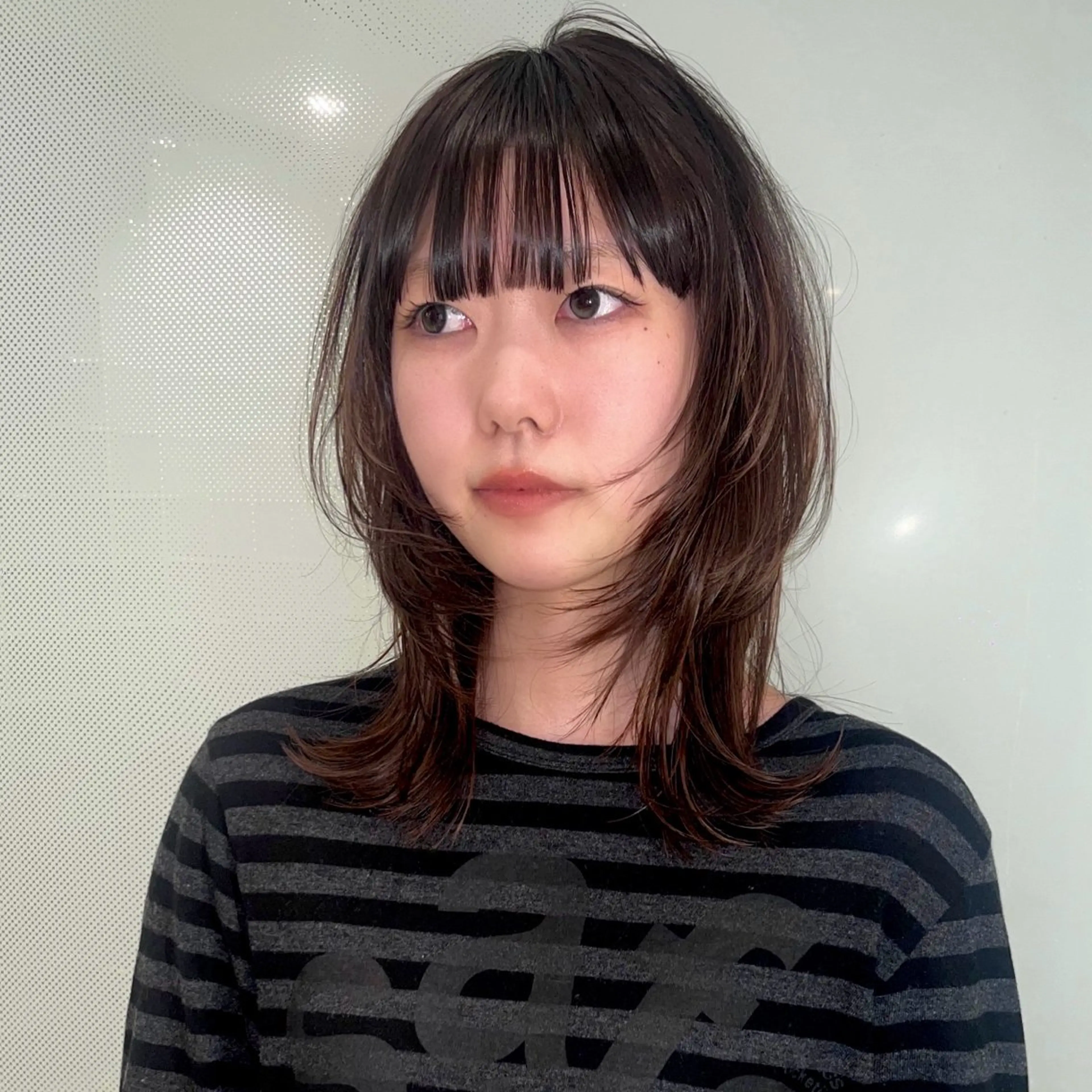 セミロング anna 韓国レイヤ ー/ ハッシュカットのヘアスタイル