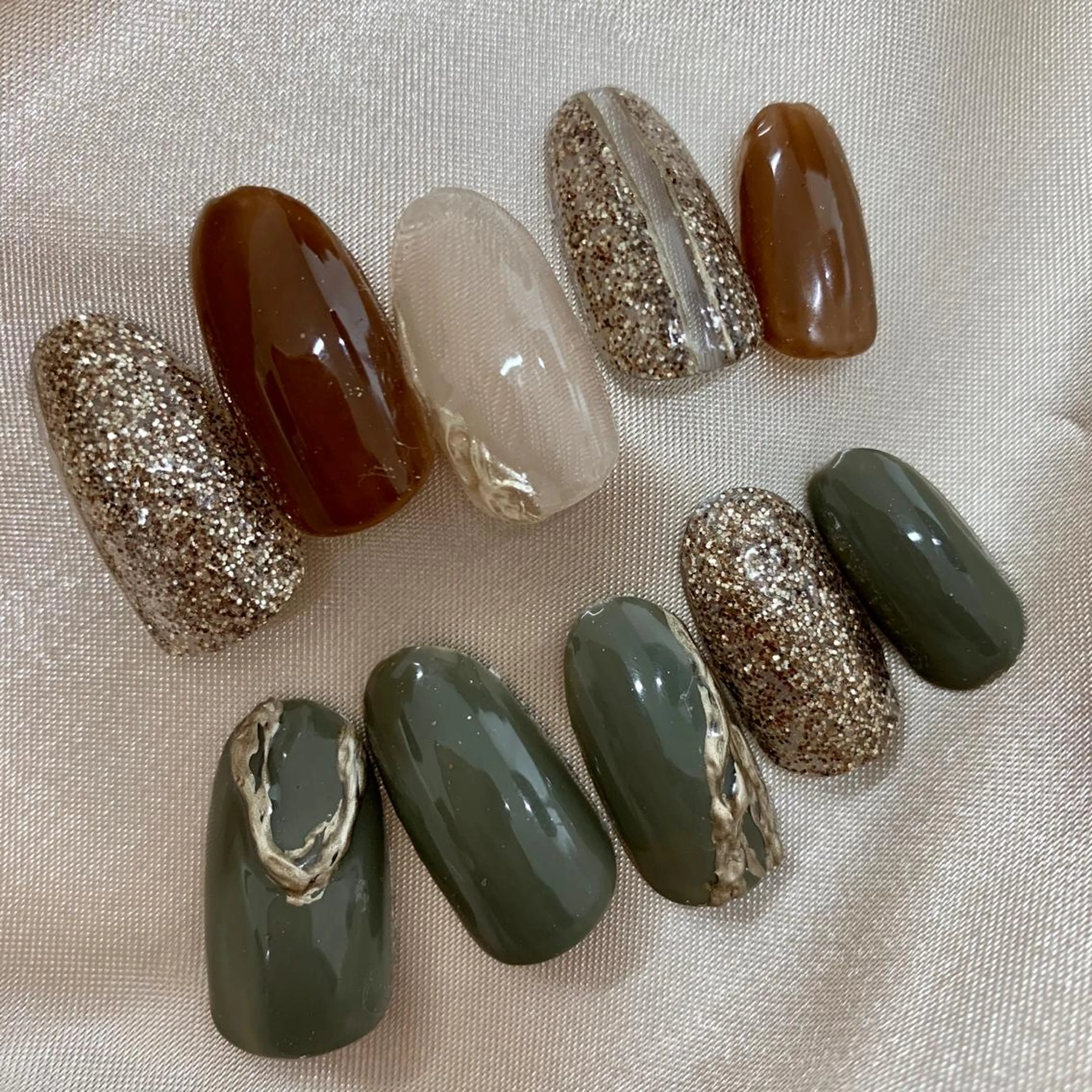 ネイル アートネイル ブラウン ゴールド キラキラネイル オフィスネイル pu muのネイルデザイン