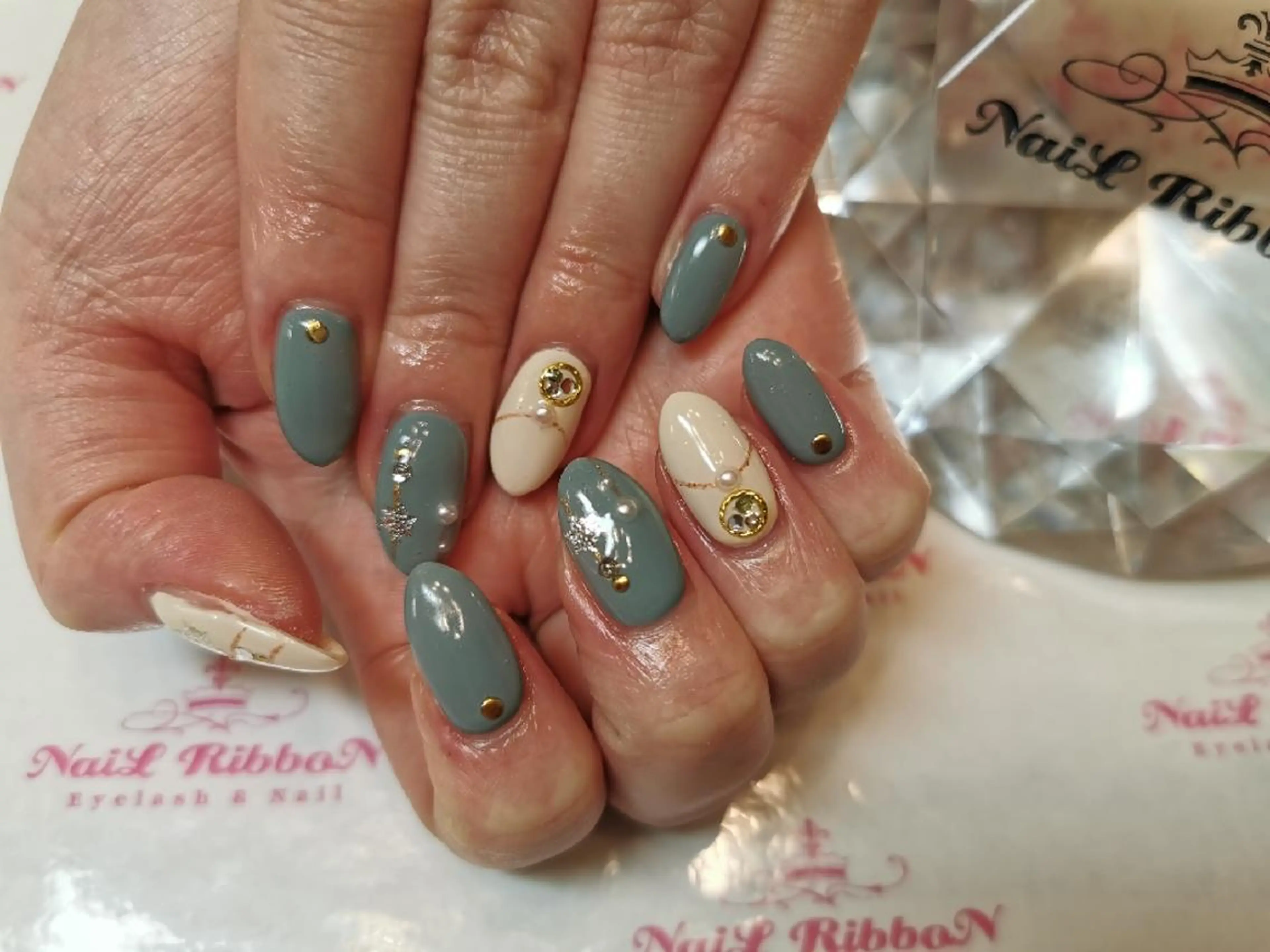 ネイル ネイルリボン 受付スタッフのネイルデザイン