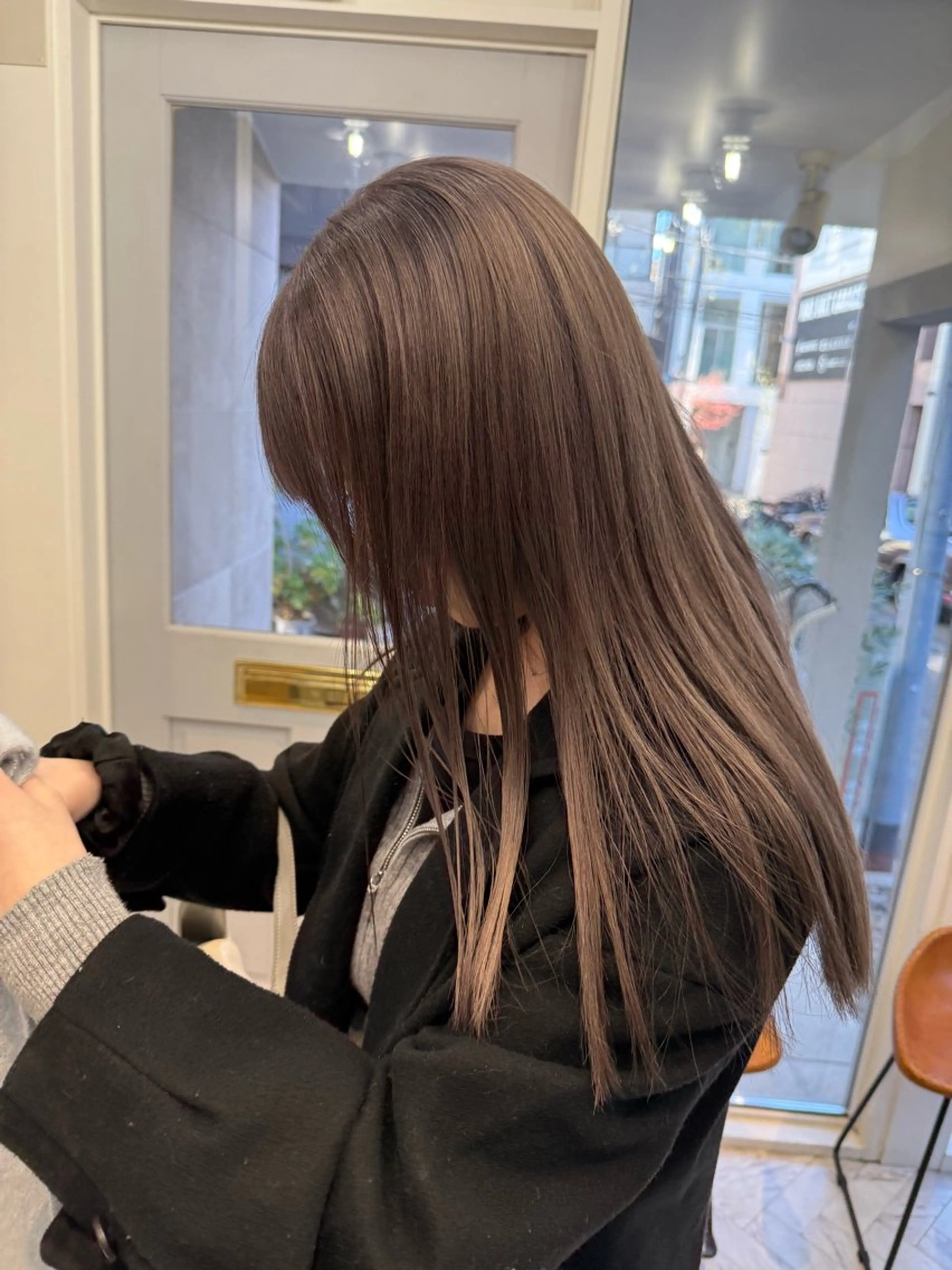 セミロング カラー ミルクティー× グレージュMOMOのヘアスタイル