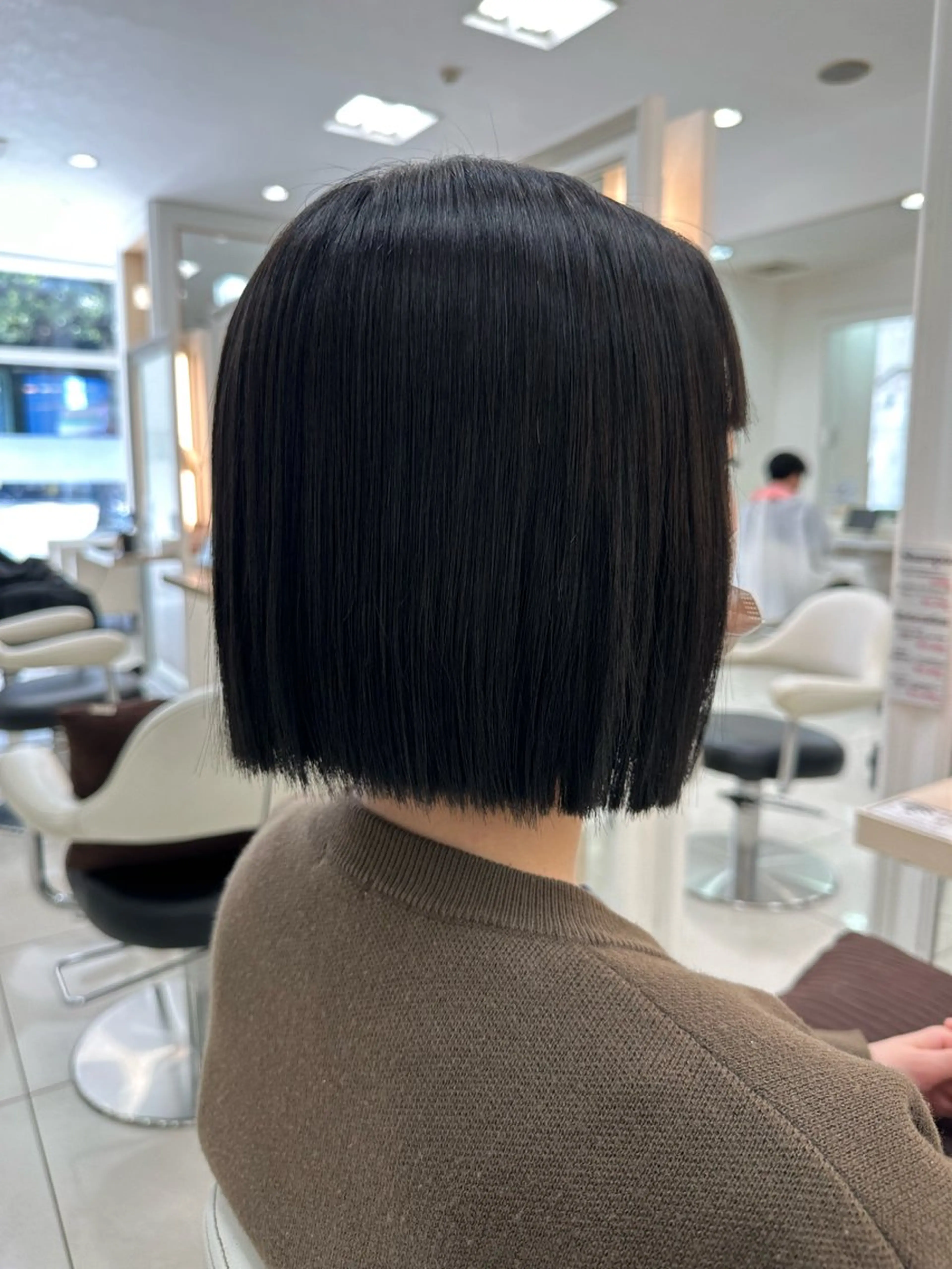 ミディアム カラー 黒髪 ブルーカラー ブルーブラック 透明感カラー ボブ カット ヘアカラー 伊佐 愛のヘアスタイル