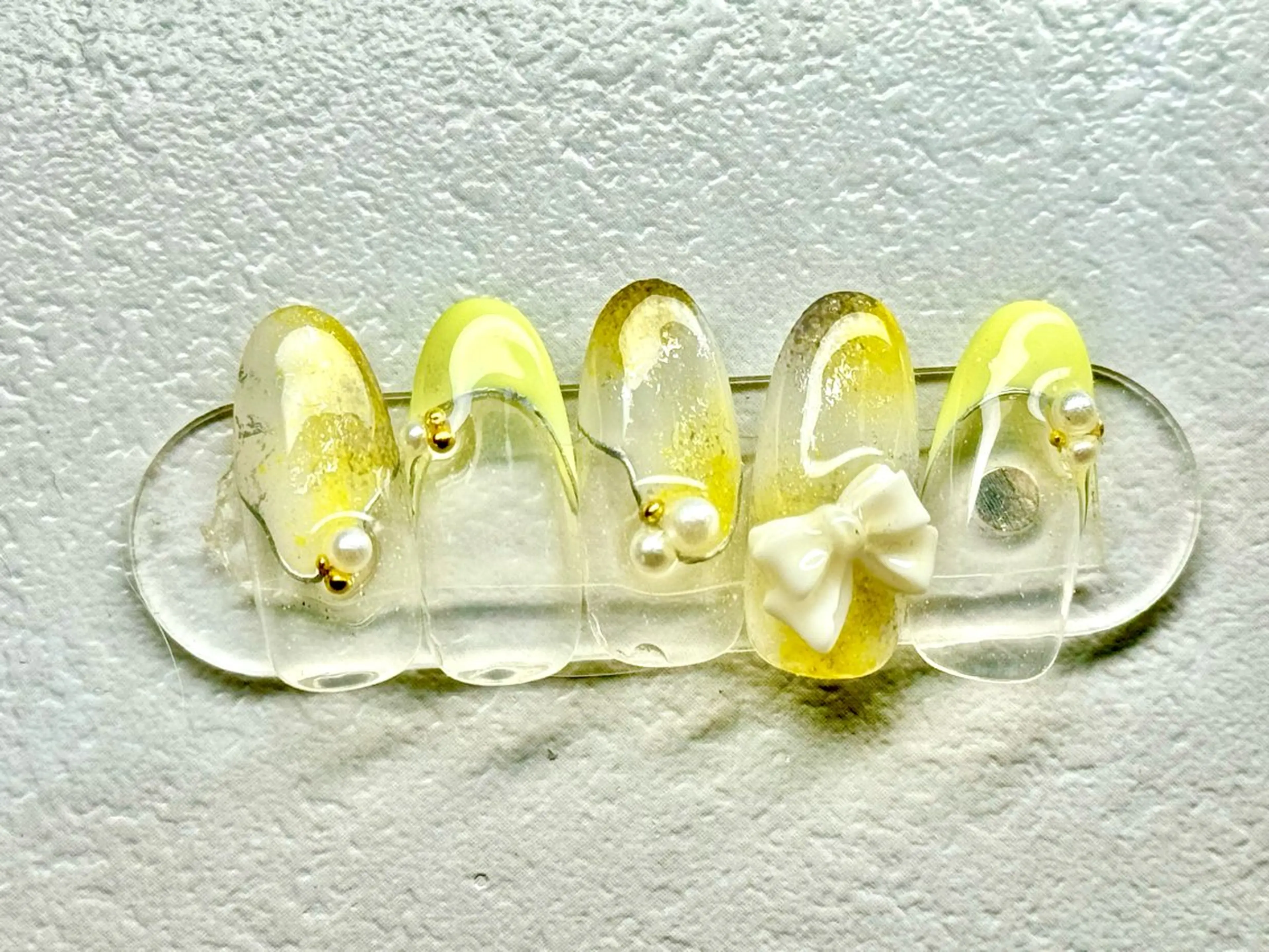 ネイル アートネイル リボン シルバー 黄色 MILImili nailのネイルデザイン