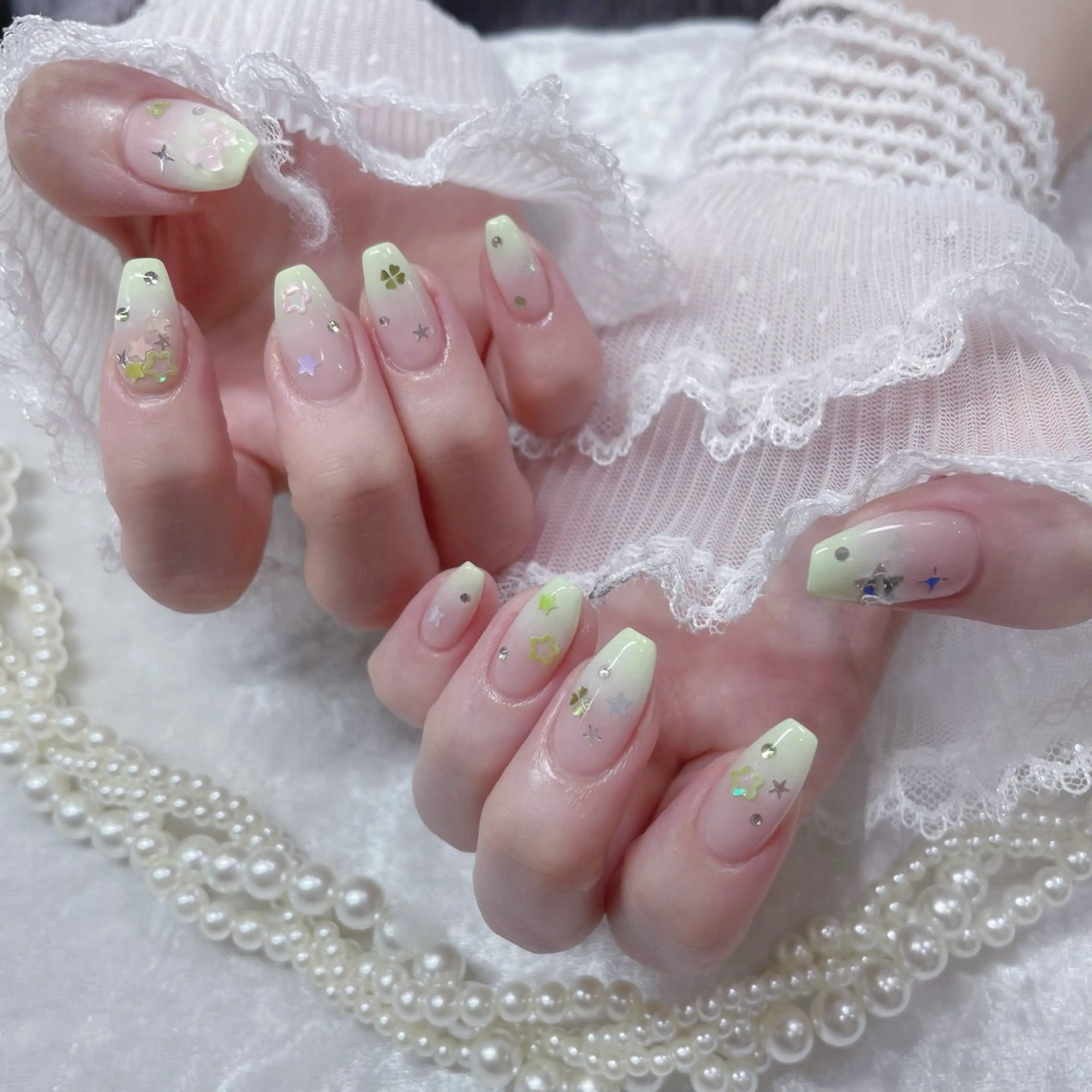 ネイル MINAMI໒꒱ Y2K、韓国ガーリーのネイルデザイン