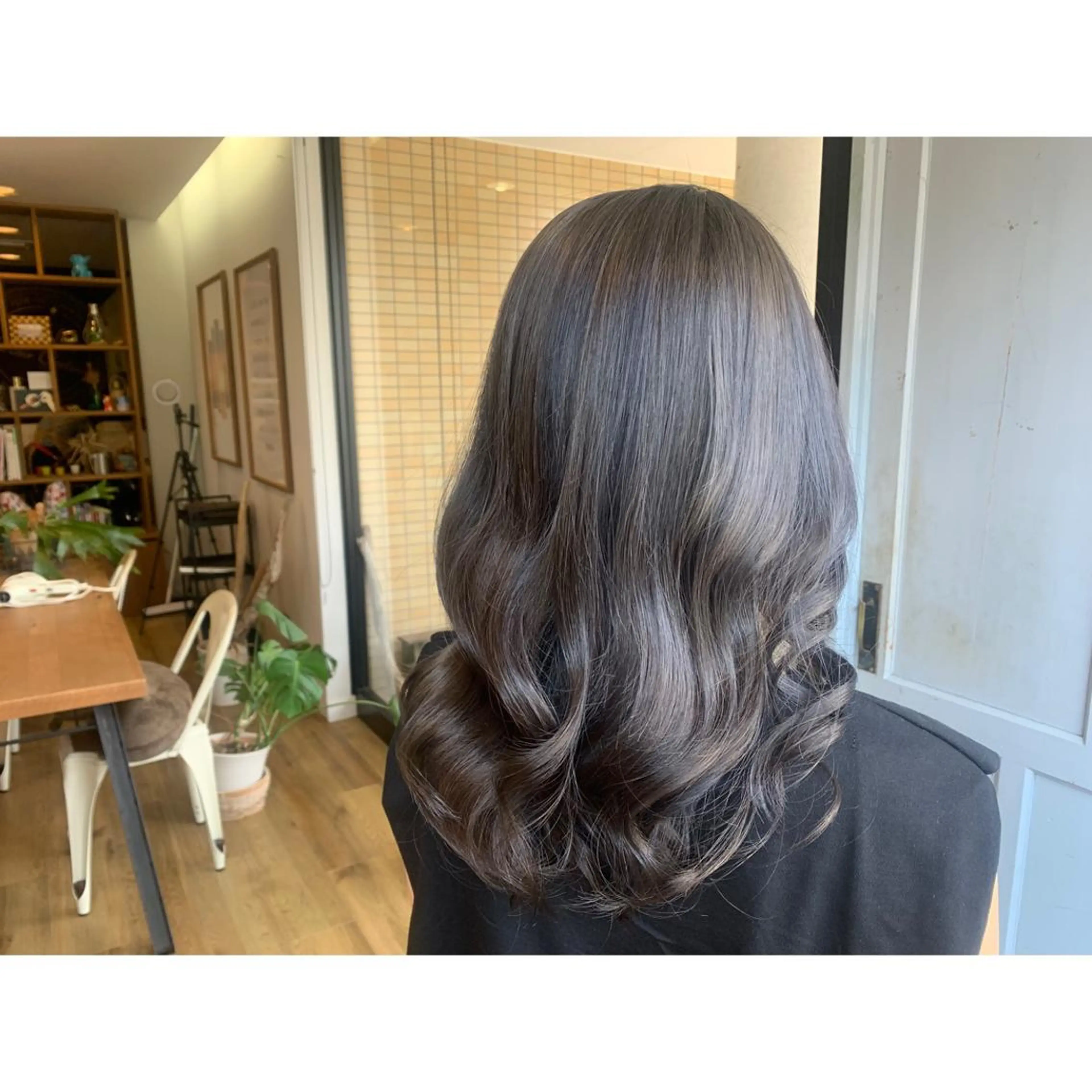 ロング カラー ブリーチ グレージュ ヘアカラー トリートメント ツキダテ ユイのヘアスタイル