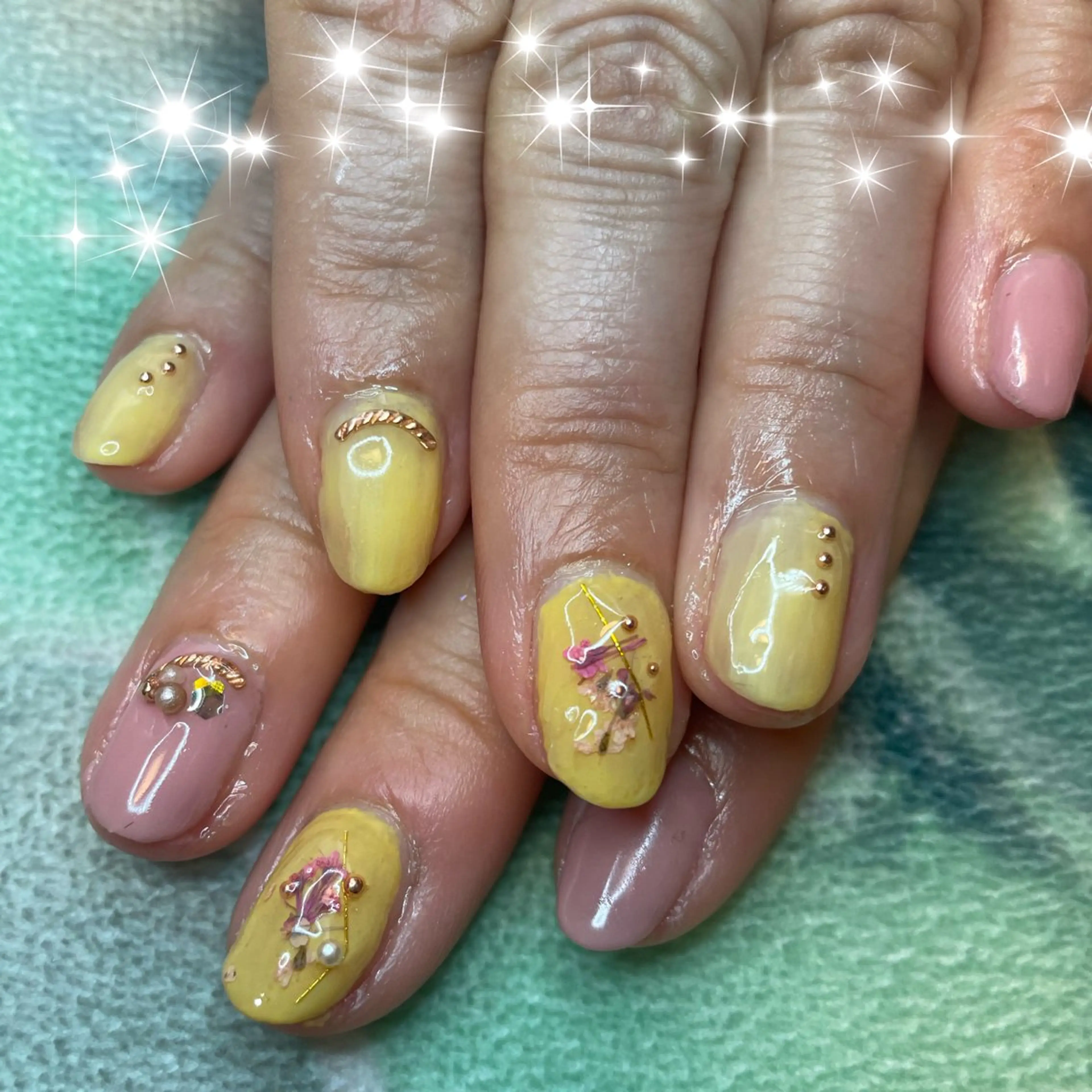ネイル ジェルネイル ゴールド グラデーション 春ネイル NAIL★M 真紀のネイルデザイン