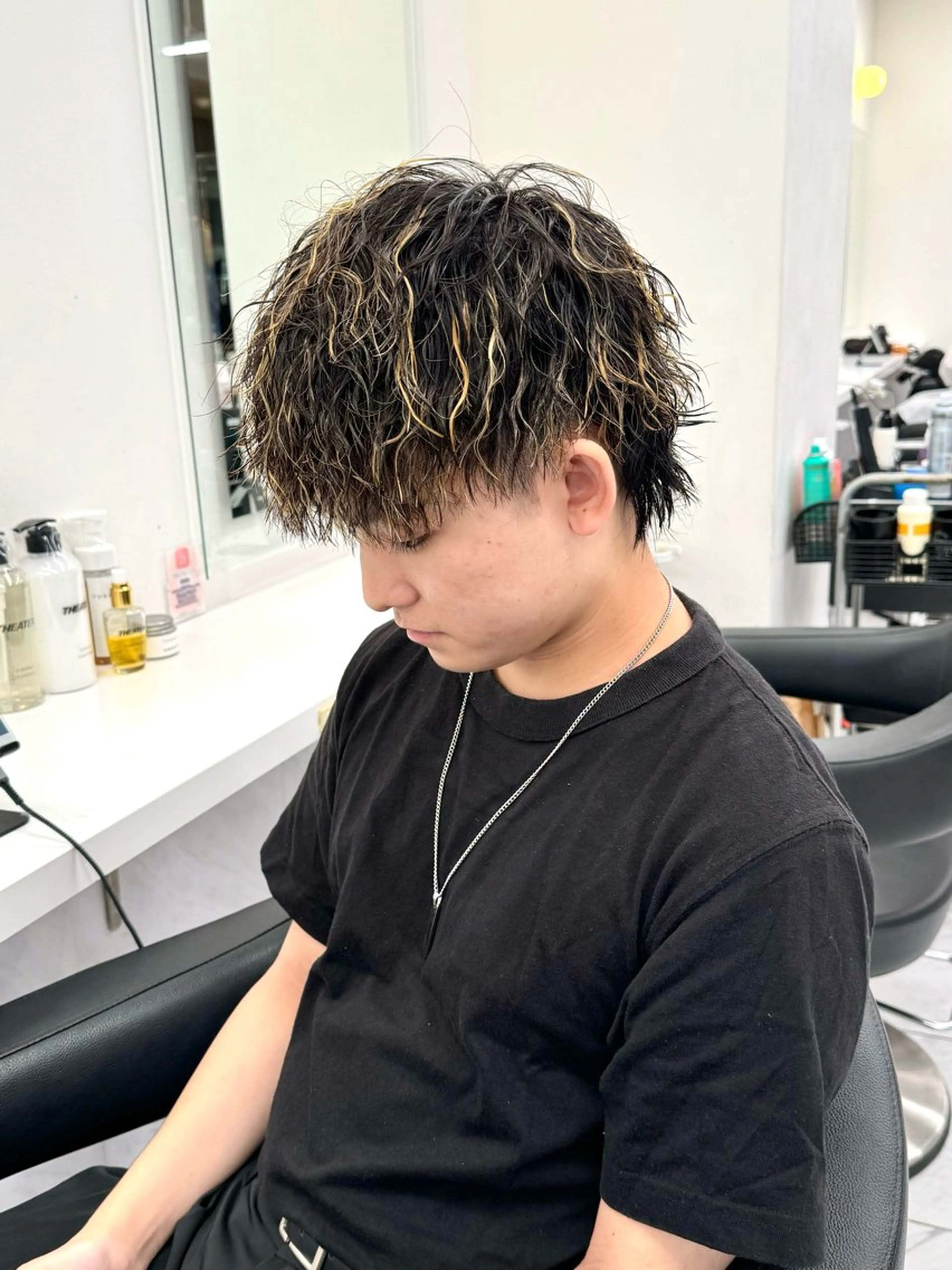 ミディアム カラー パーマ ヘアアレンジ メンズ ミディアムパーマ メンズパーマ カット ヘアカラー パーマ ヘッドスパ ヘアセット 顔まわりカット の達人のヘアスタイル