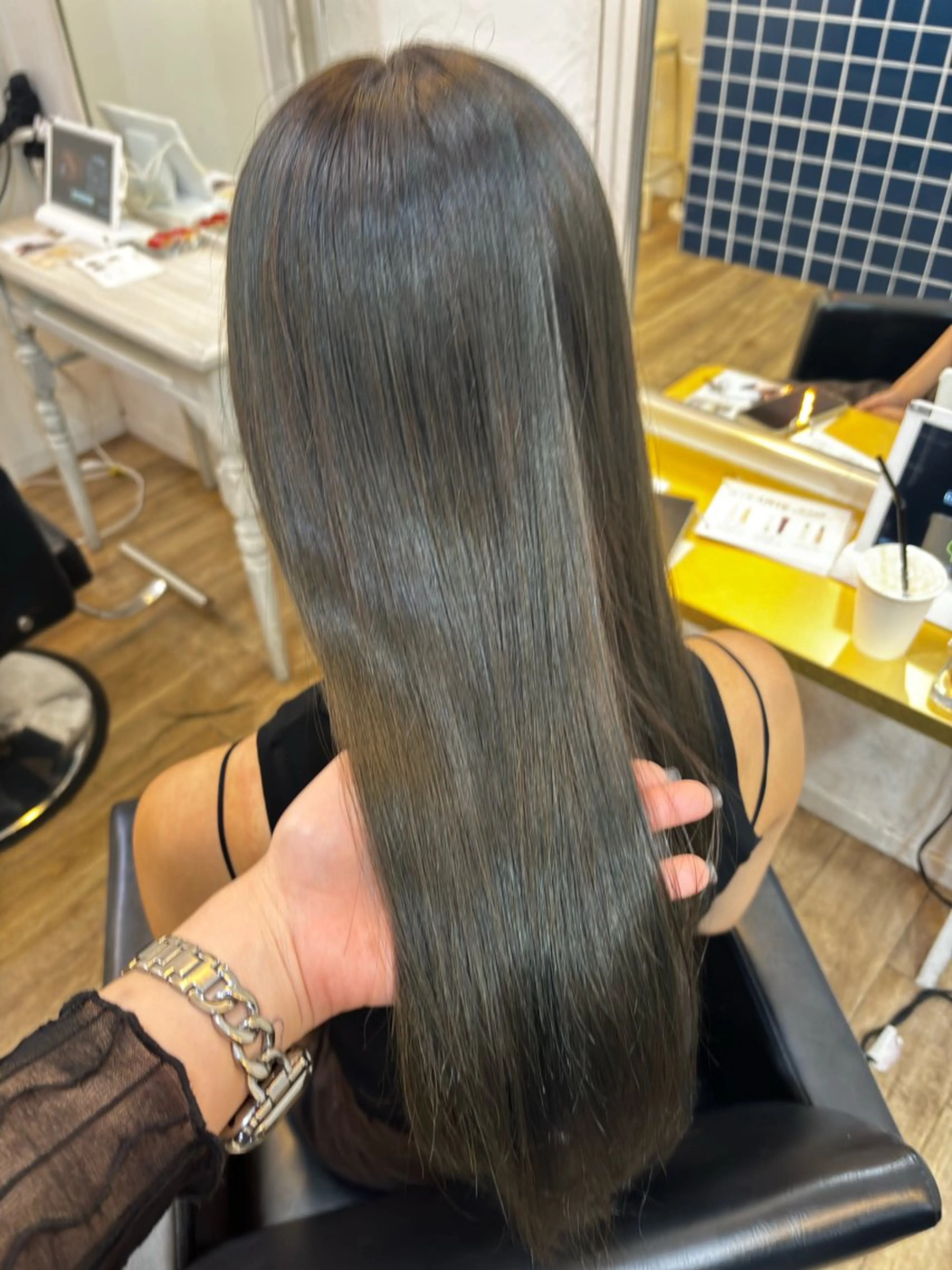 ロング ヘアカラー トリートメント シオン/艶髪/ 暗髪カラーのヘアスタイル