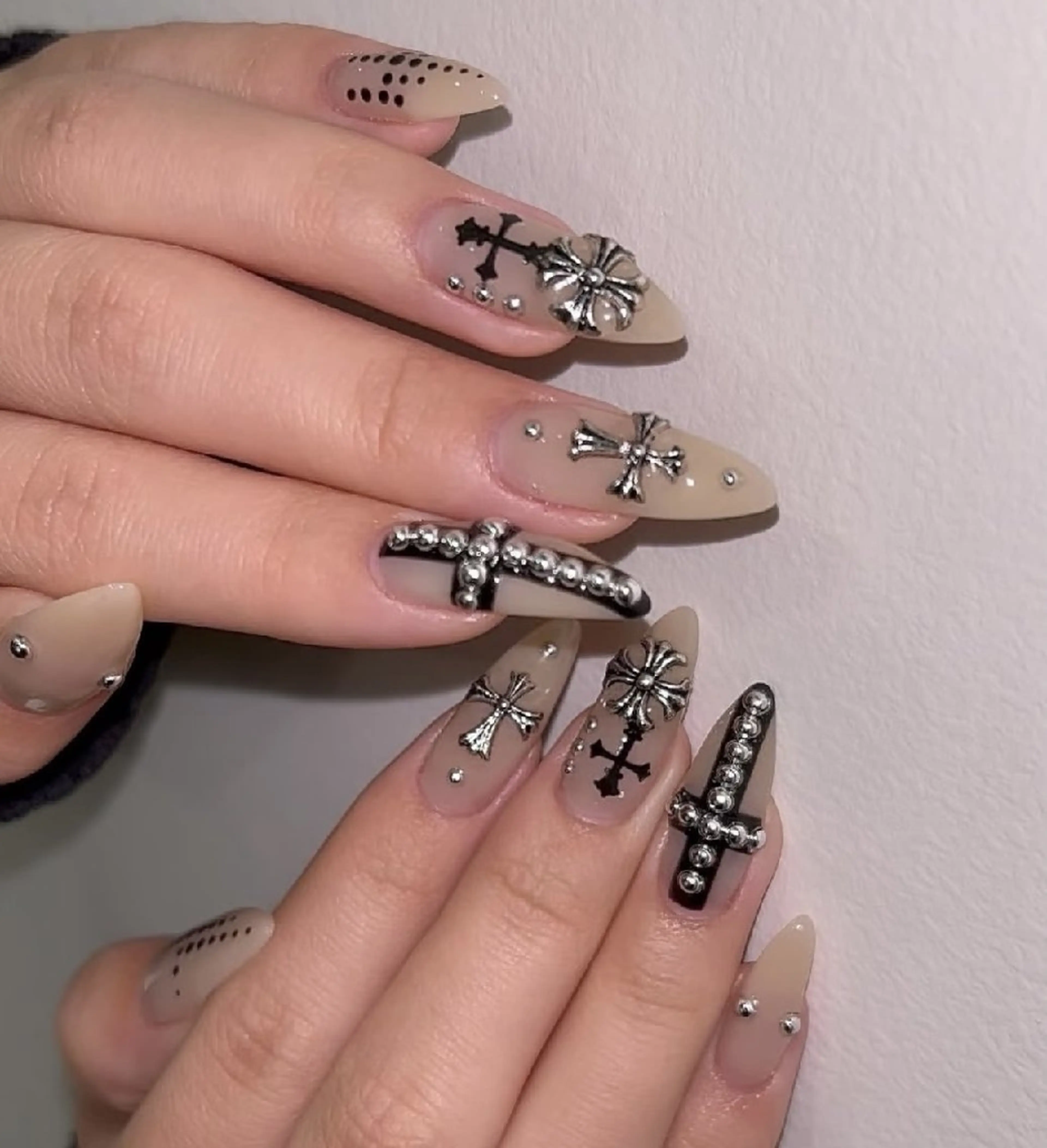 ネイル チークネイル フレンチネイル ジェルネイル ガーリー キラキラネイル ハンドネイル UM Nail Salonのネイルデザイン