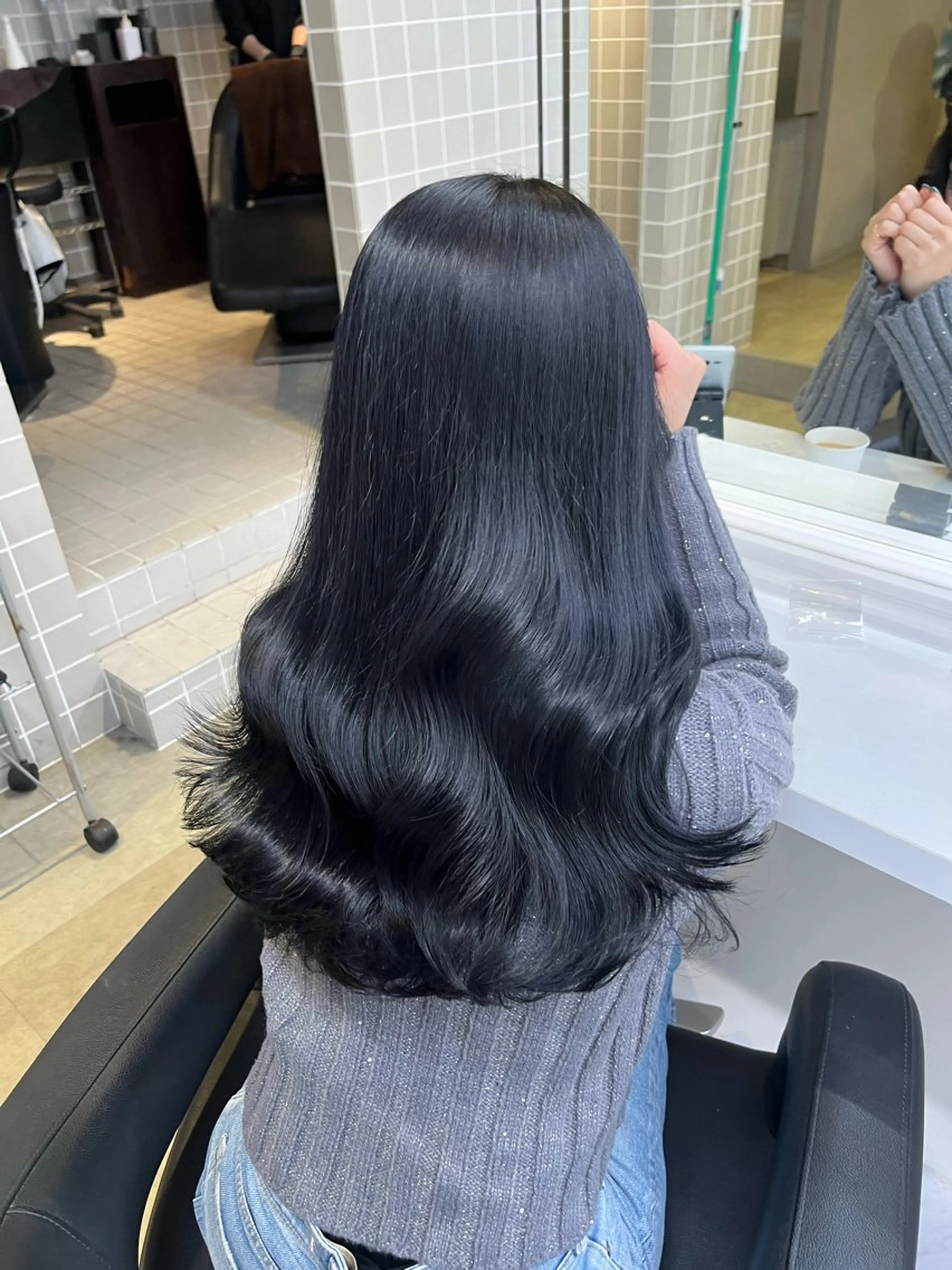 セミロング 寒色＆ブリーチ特化 寒色MiOのヘアスタイル